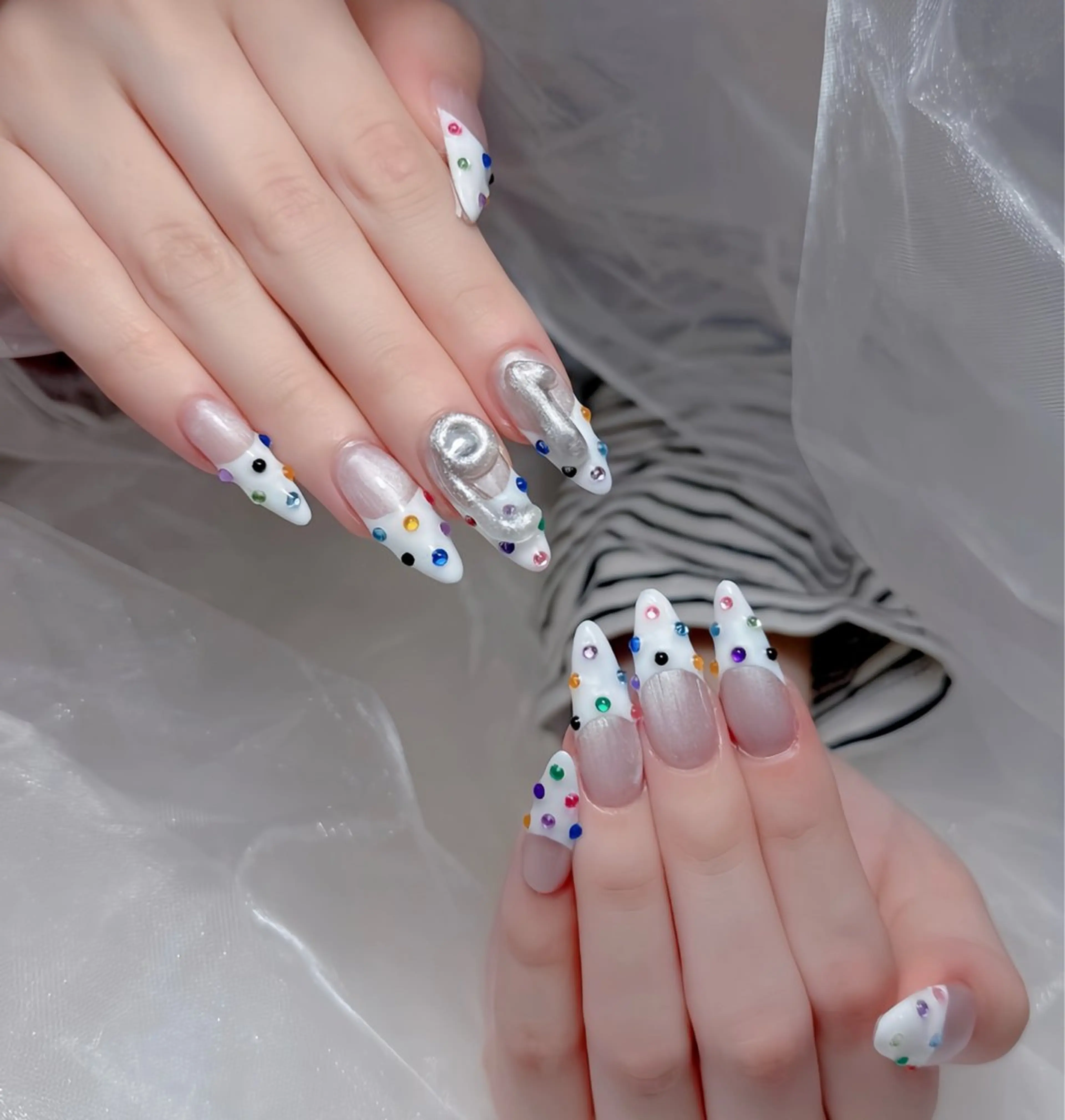ネイル オーロラネイル チークネイル 桜ネイル クリアネイル ドット ハンドネイル Rin Nail 新大久保店のネイルデザイン