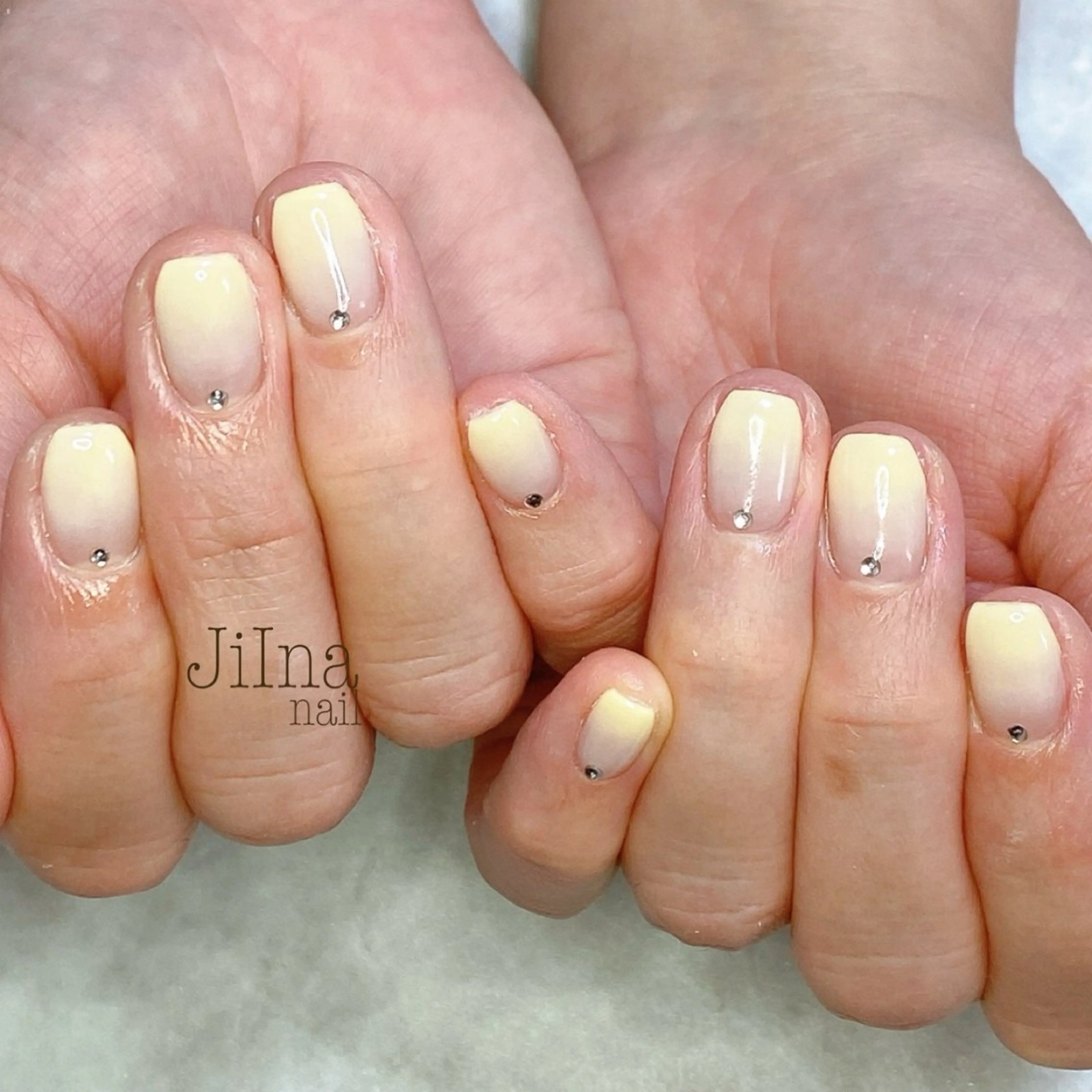 ネイル グラデーション 黄色 JiIna nailのネイルデザイン