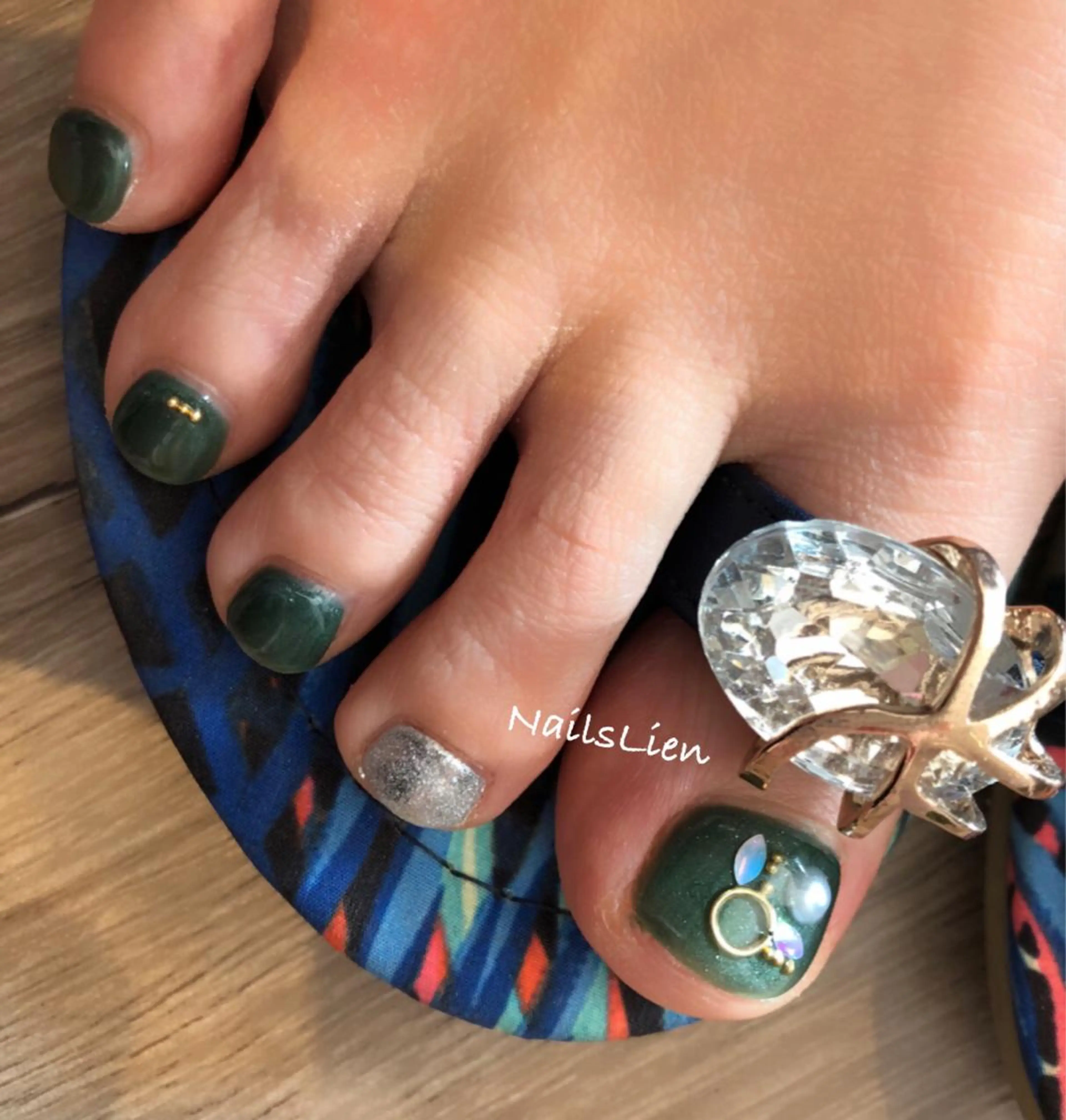 ネイル フットネイル ジェルネイル グリーン ワンカラーネイル シルバー studio e n / RiNのネイルデザイン