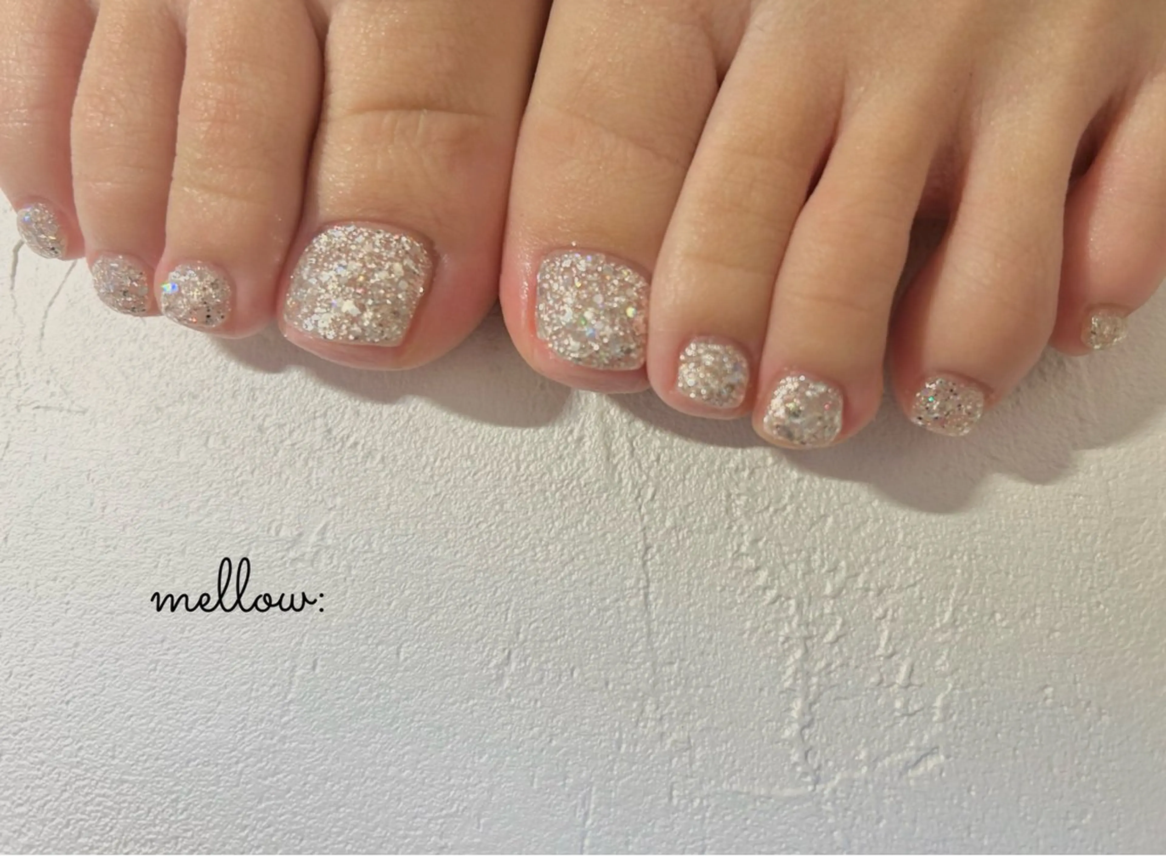 ネイル フットネイル ラメ(グリッター) ワンカラーネイル シルバー mellow:ｸﾙﾐ ﹡˖˟༝🎀˖˟ ༝のネイルデザイン