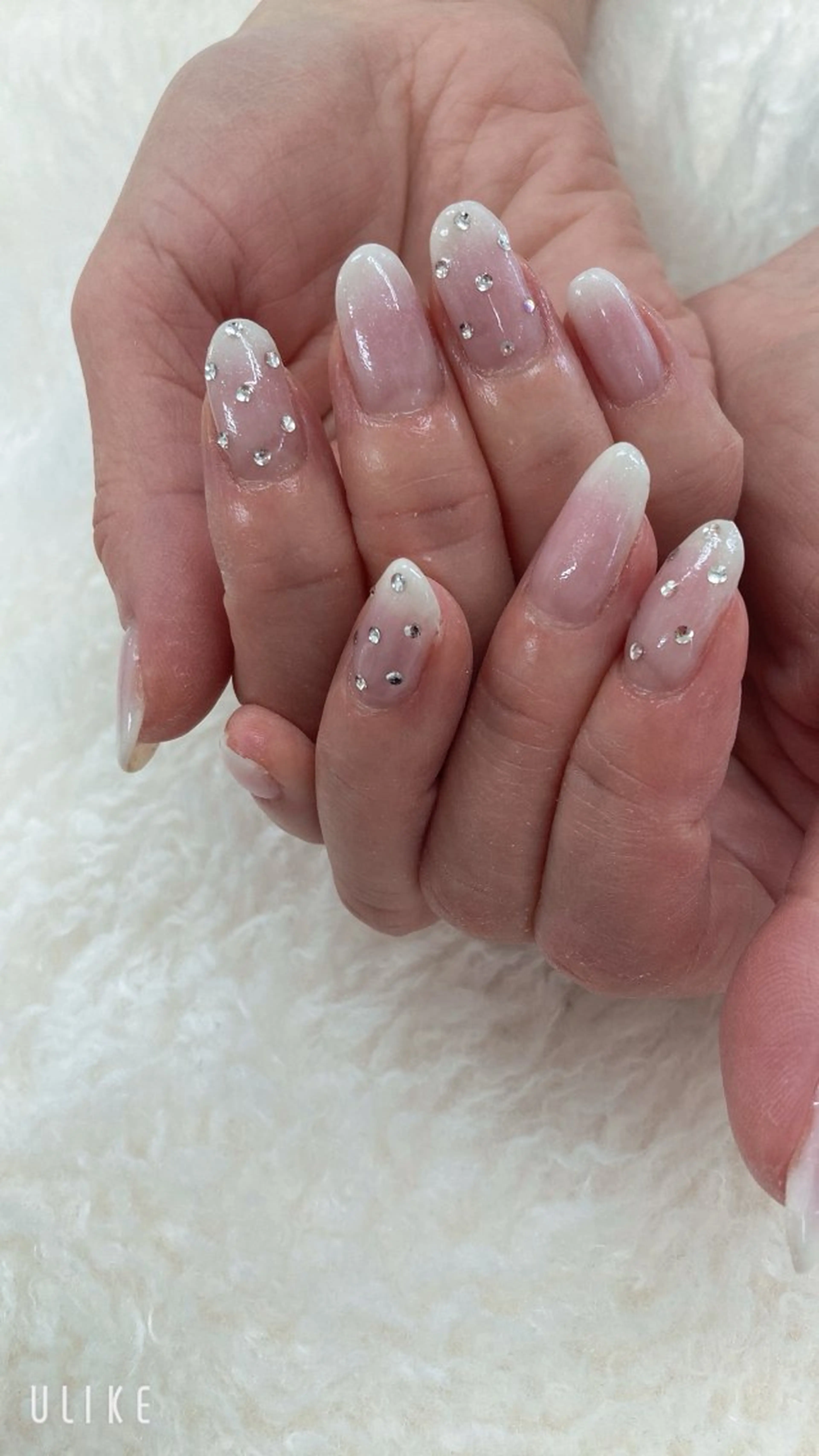 ネイル グラデーション ホワイト 手島 美空のネイルデザイン