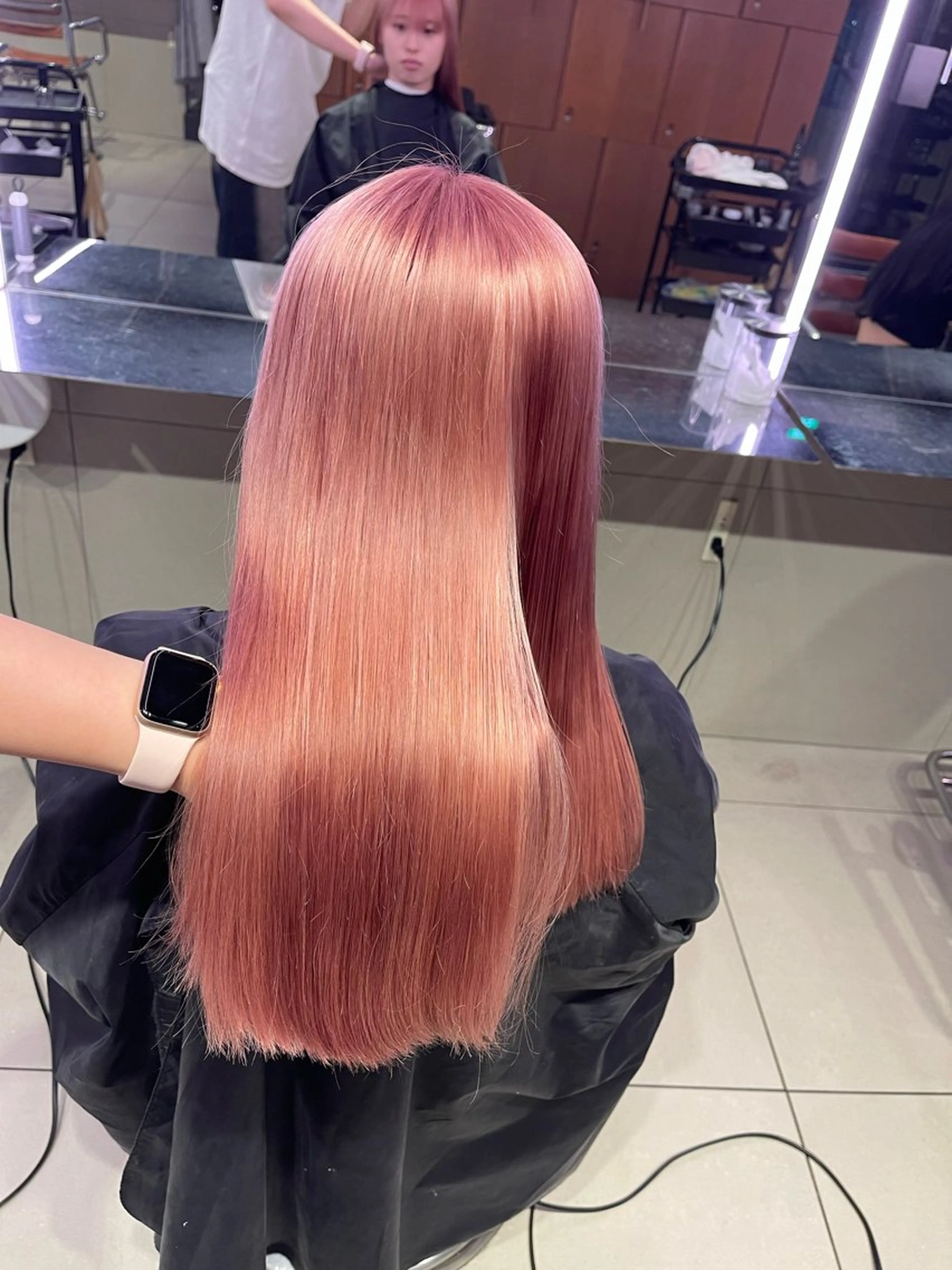 セミロング カラー カット ヘアカラー SERINA/ウルフ 、デザインカラーのヘアスタイル