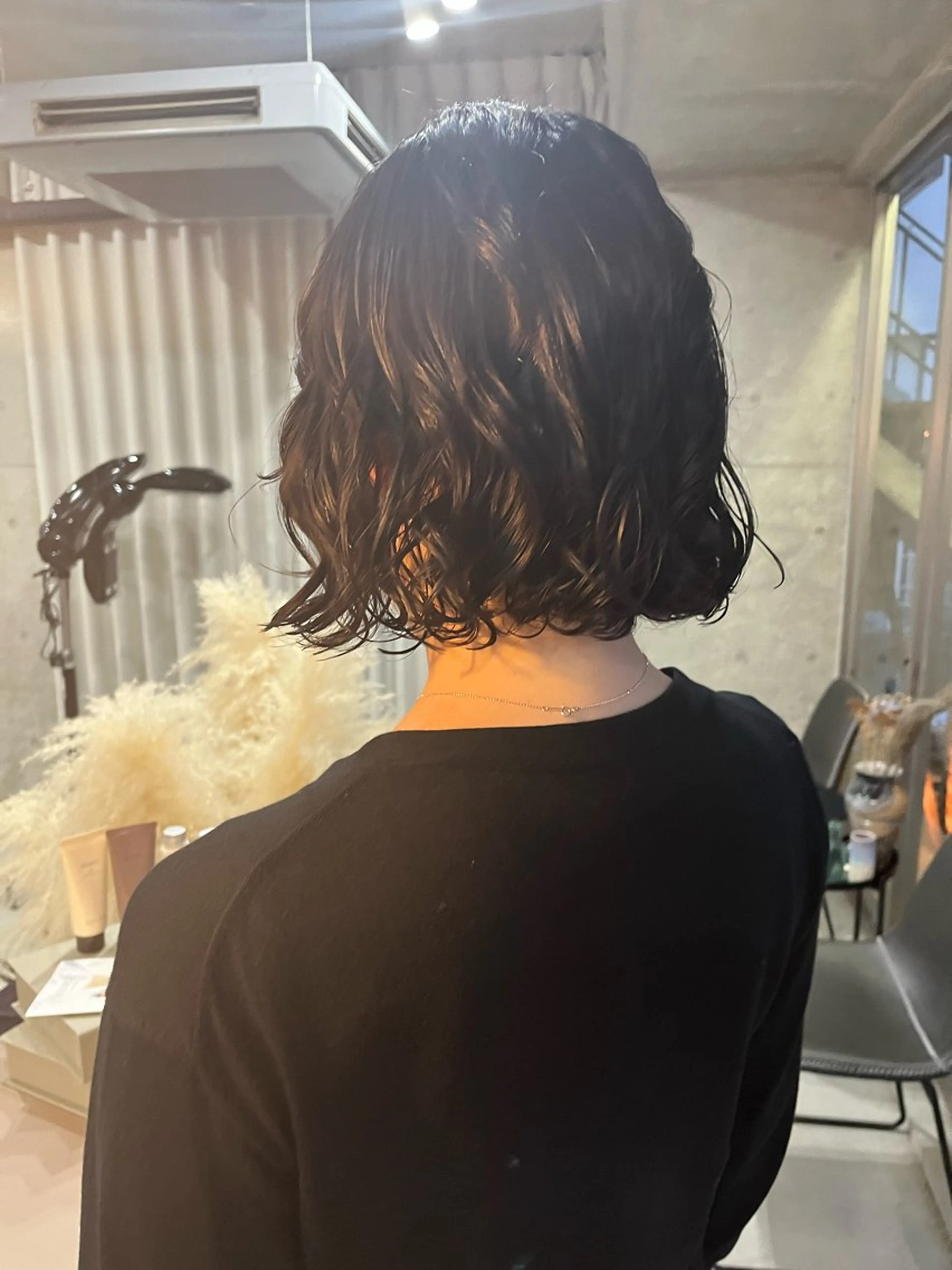 ミディアム パーマ 曲がる縮毛矯正 センターパートのヘアスタイル