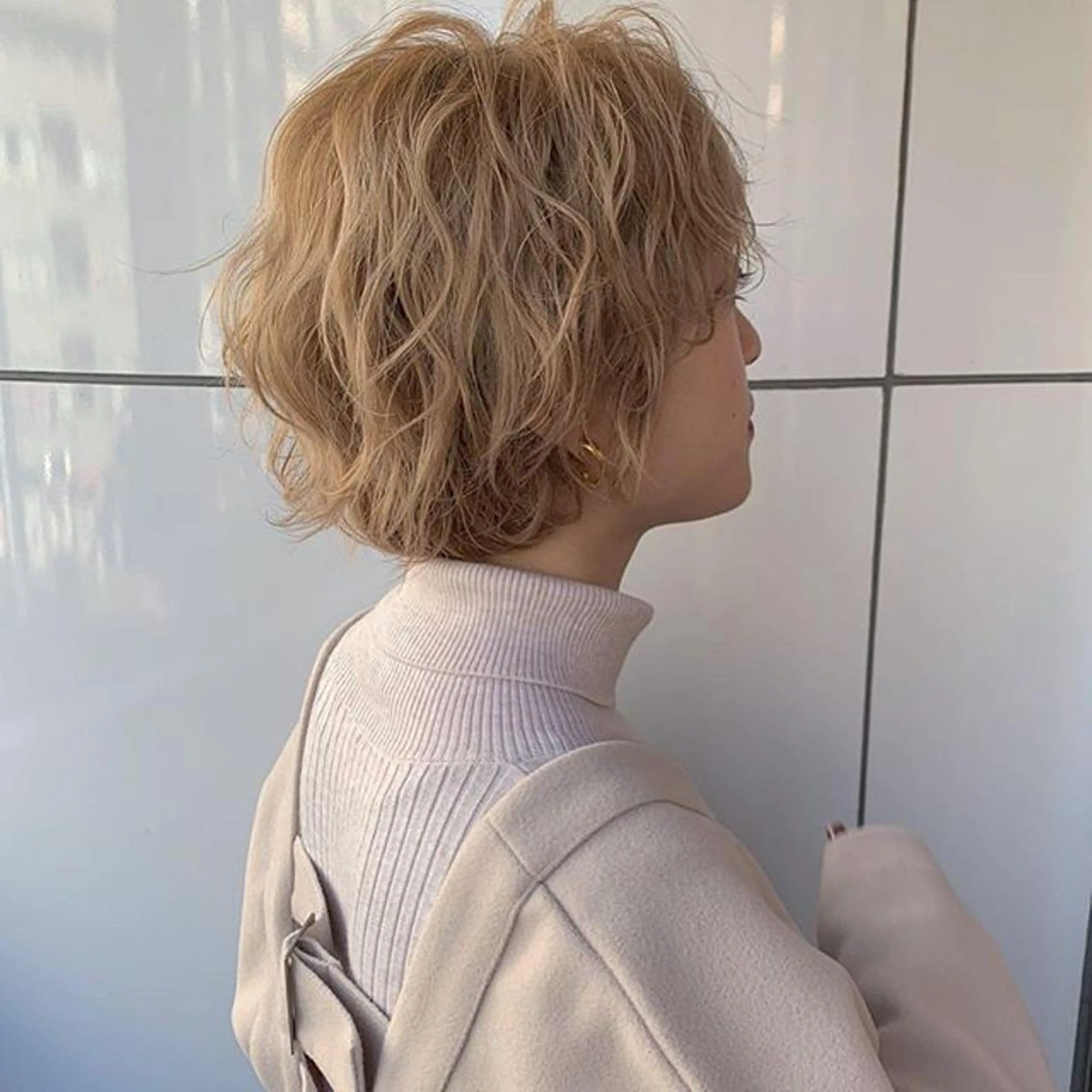 ショート カラー ヘアアレンジ ベージュカラー ブリーチ フォギーベージュ 福壽 優奈のヘアスタイル
