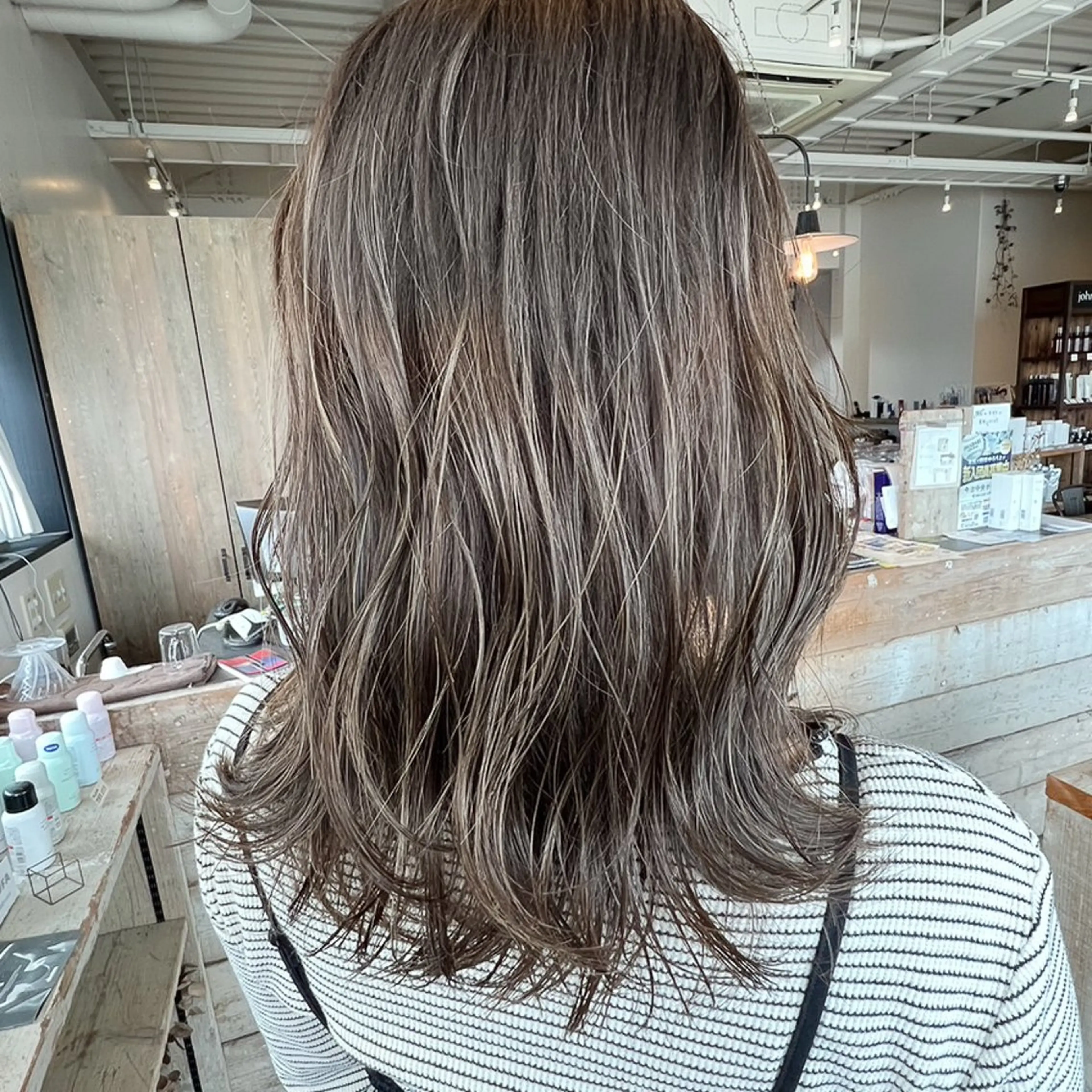 ミディアム カラー ベージュカラー グレージュ ハイライトカラー ハイライト カット ヘアカラー トリートメント 岸下 理緒のヘアスタイル