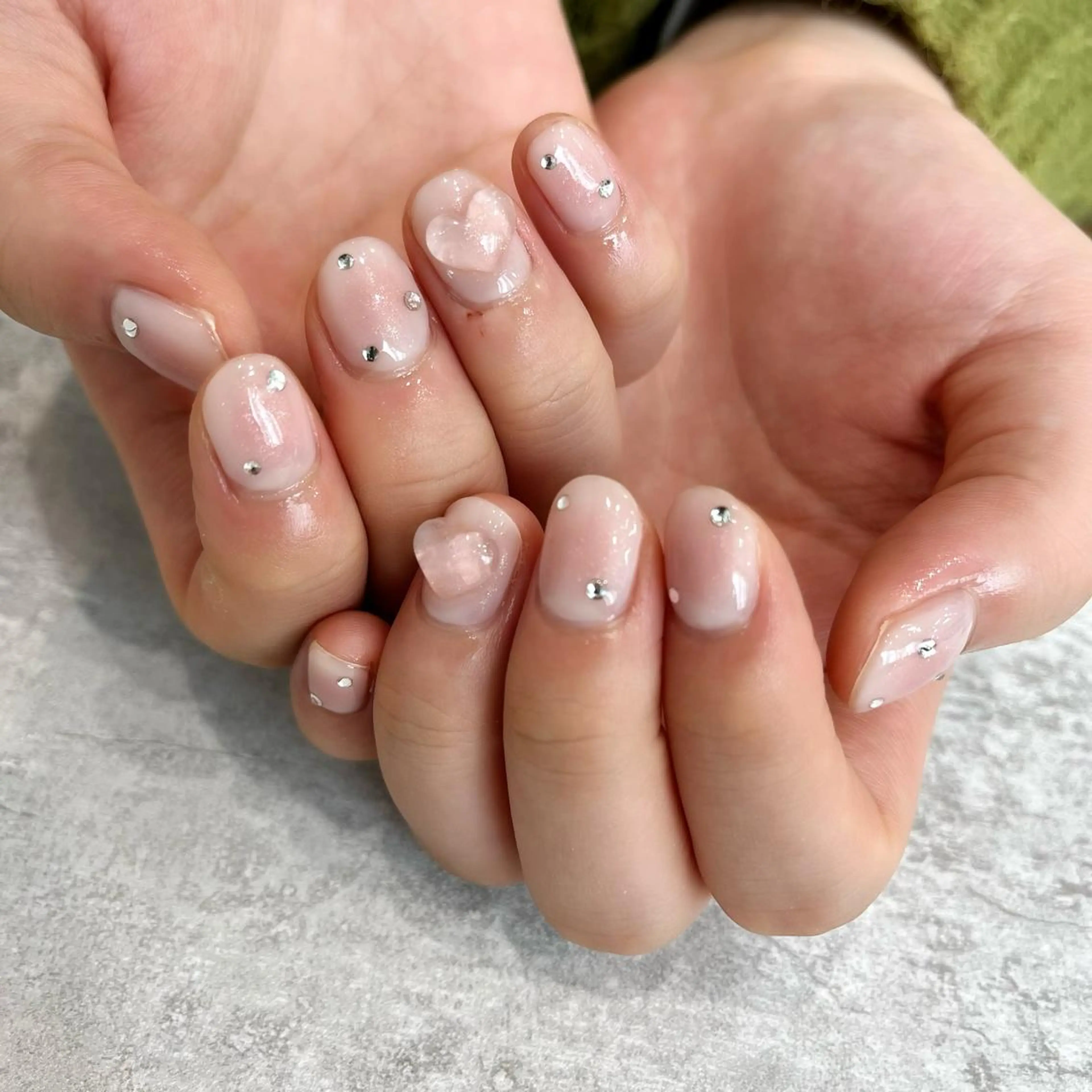 ネイル チークネイル ガーリー ハート ぷっくりネイル ストーンネイル ハンドネイル 阿部 ほのかのネイルデザイン