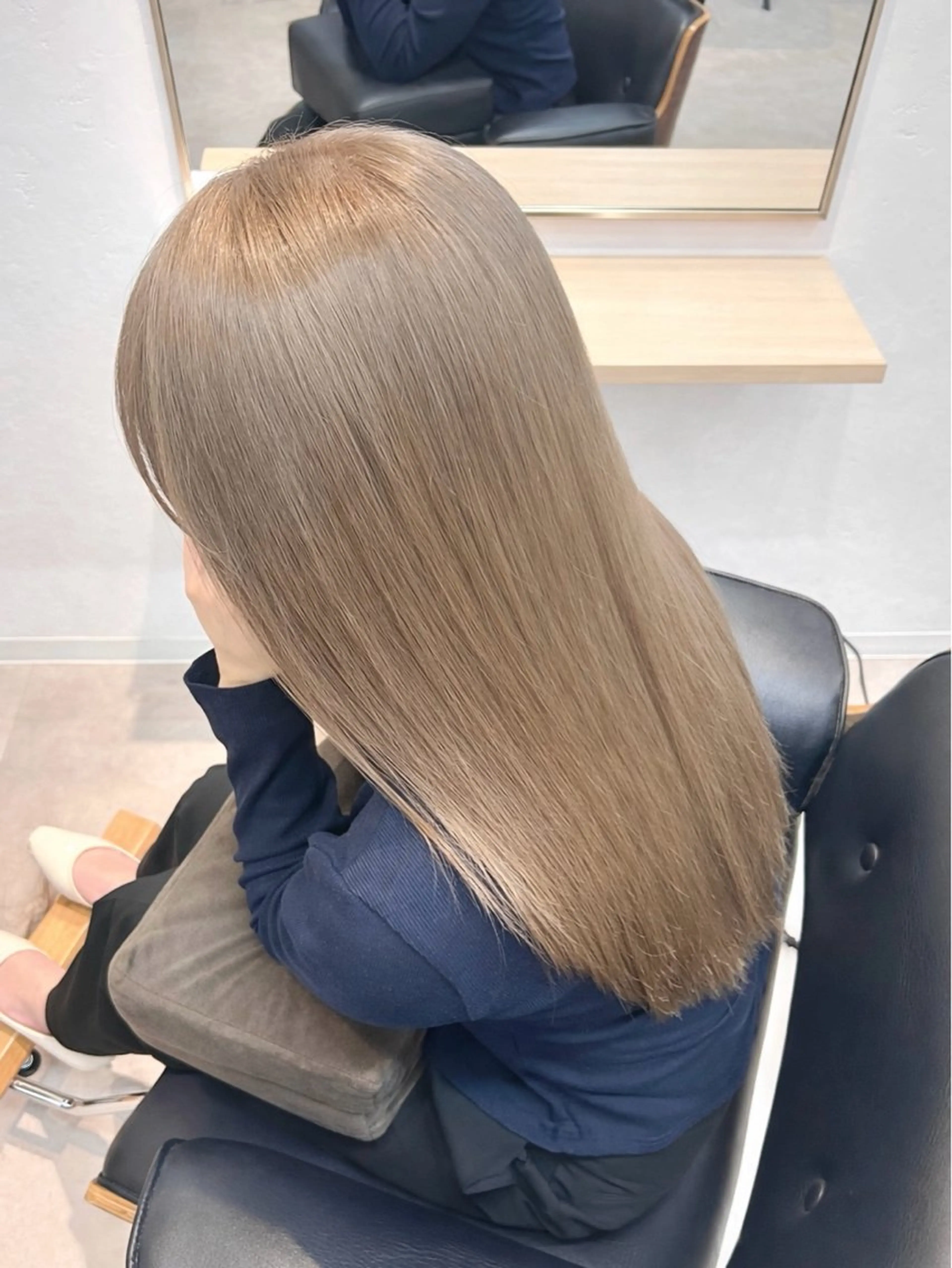 セミロング カラー ベージュカラー ブリーチ ミルクティーベージュ カット ヘアカラー トリートメント 艶カラー/レイヤー/ ハイトーン/まなみのヘアスタイル