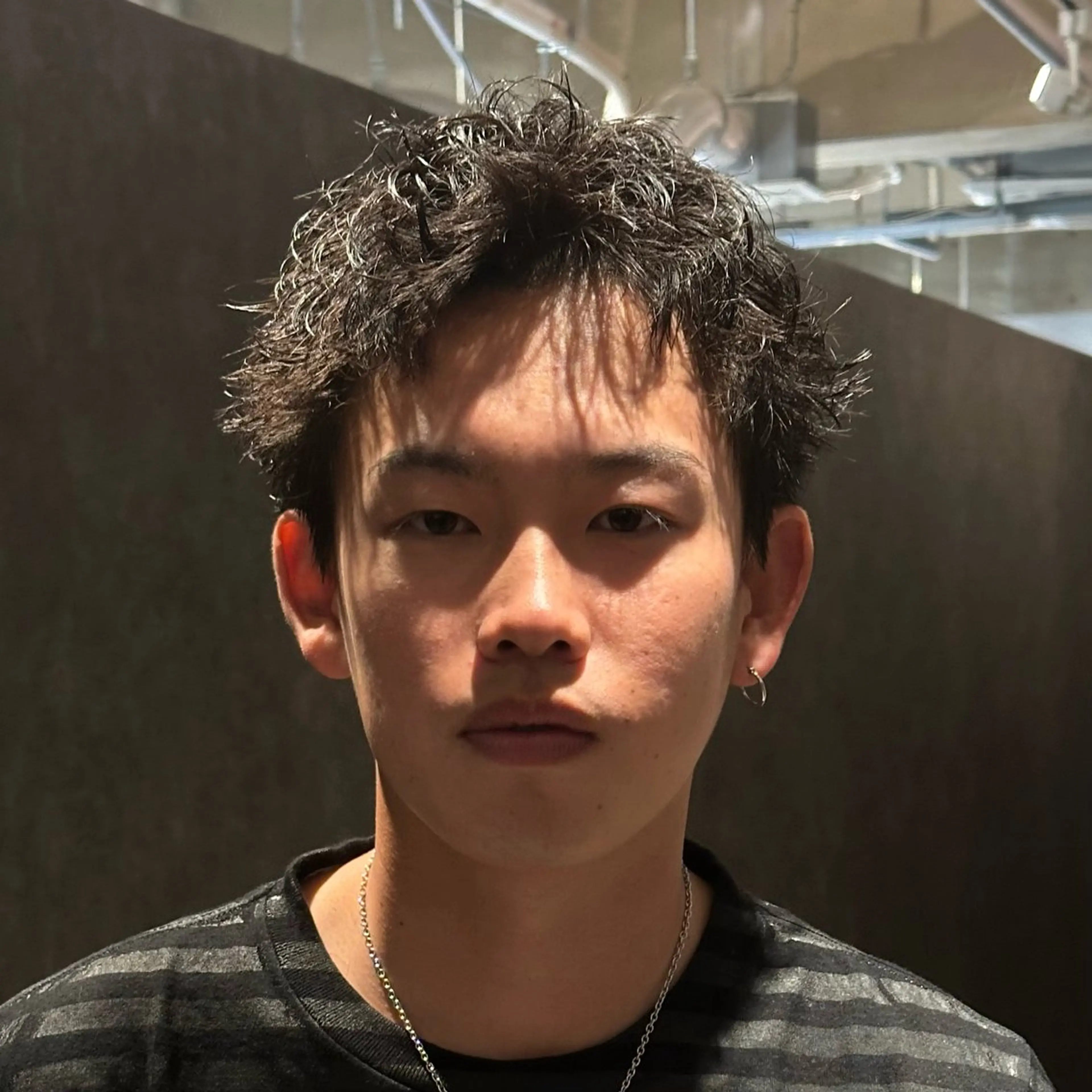 ショート パーマ メンズ メンズブリーチ センターパート フェードカット フェザーパーマ メンズハイライト カット パーマ トリートメント 金山駅前/メンズ パーマ/真柄 恒輝のヘアスタイル