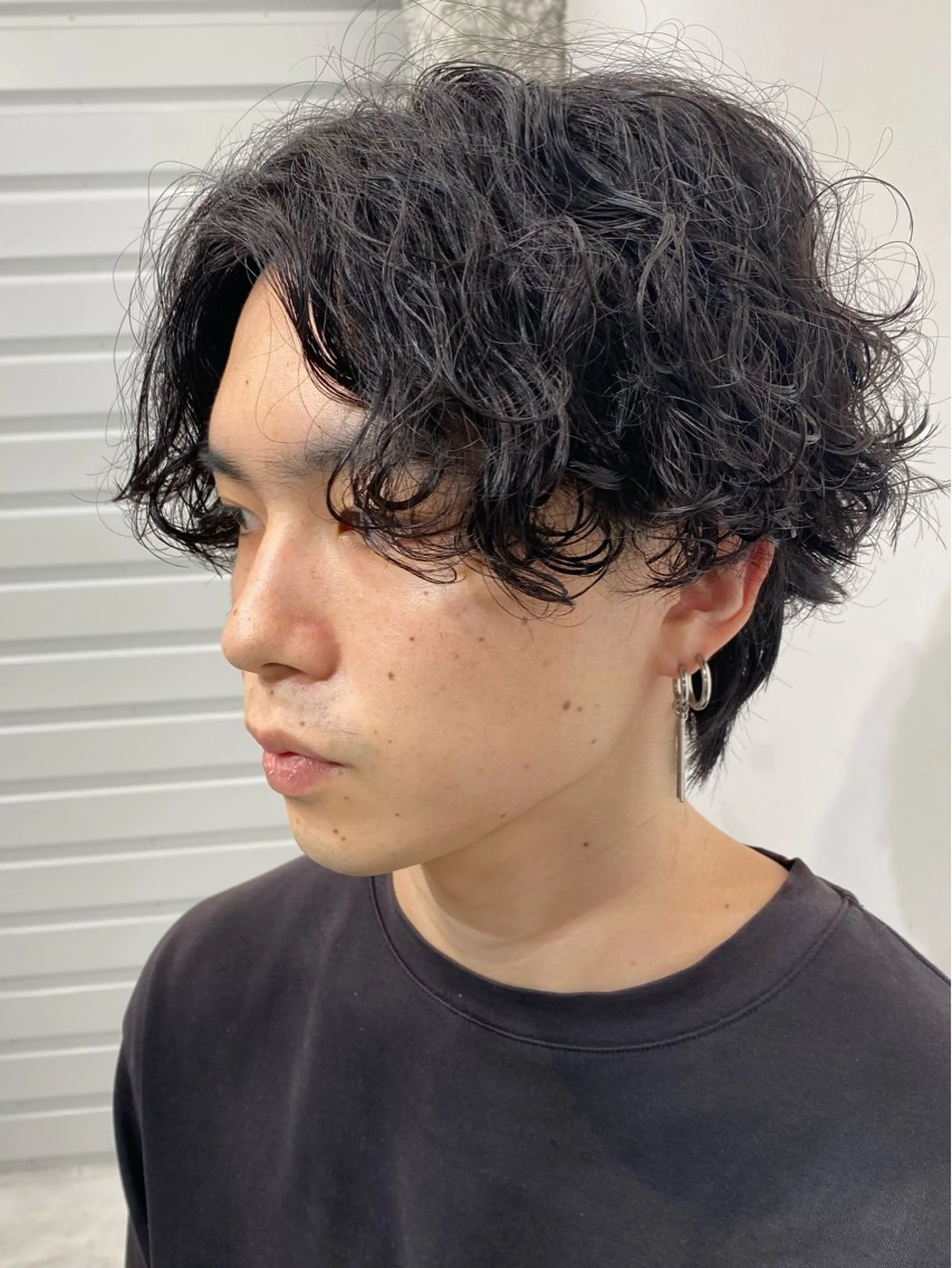 ショート パーマ メンズ センターパート メンズパーマ 波巻きパーマ スパイラルパーマ カット パーマ ［似合わせヘア］ ✂︎OGURO✂︎のヘアスタイル