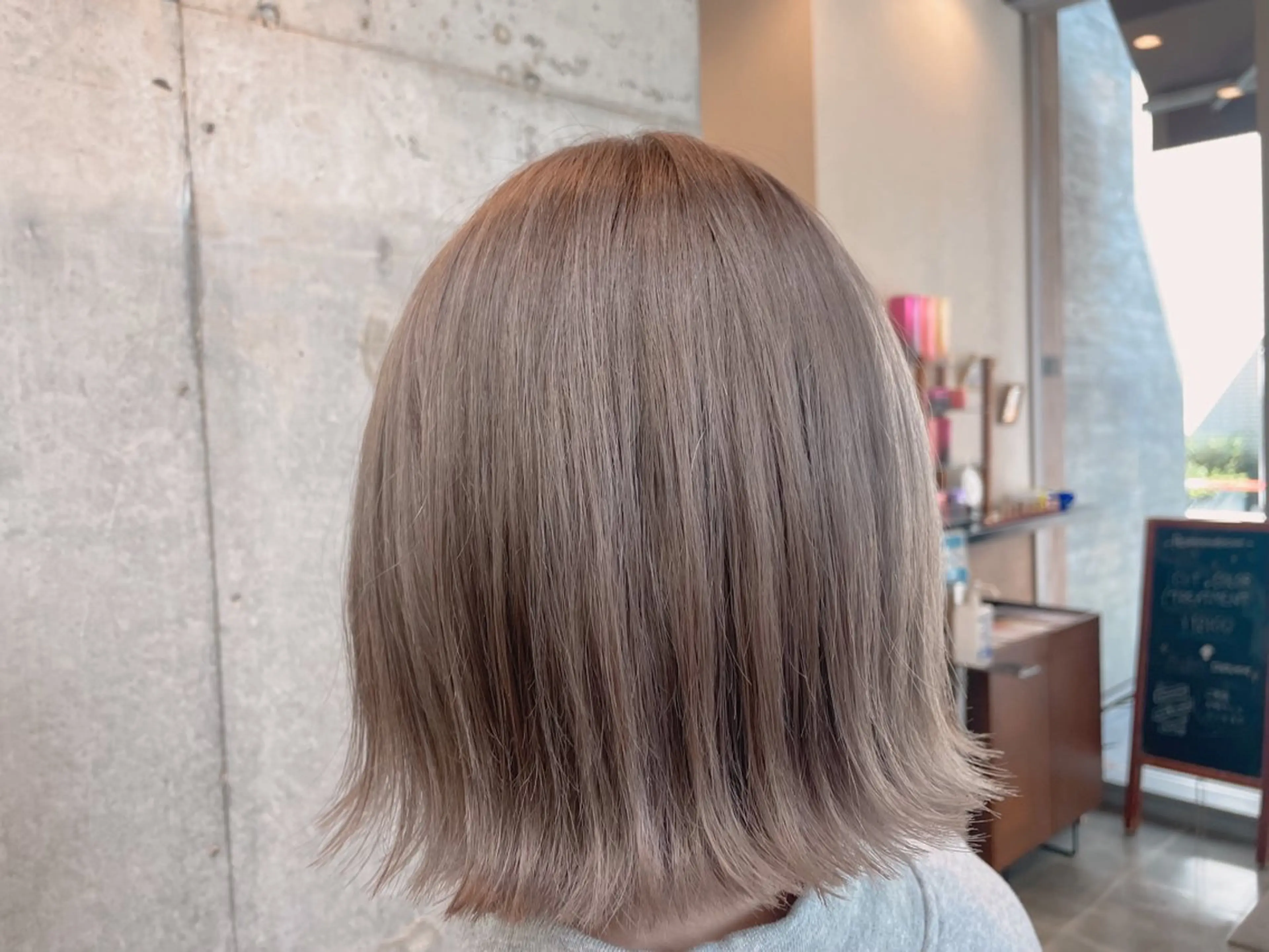 ミディアム カラー カット ヘアカラー トリートメント 塩崎 明菜のヘアスタイル