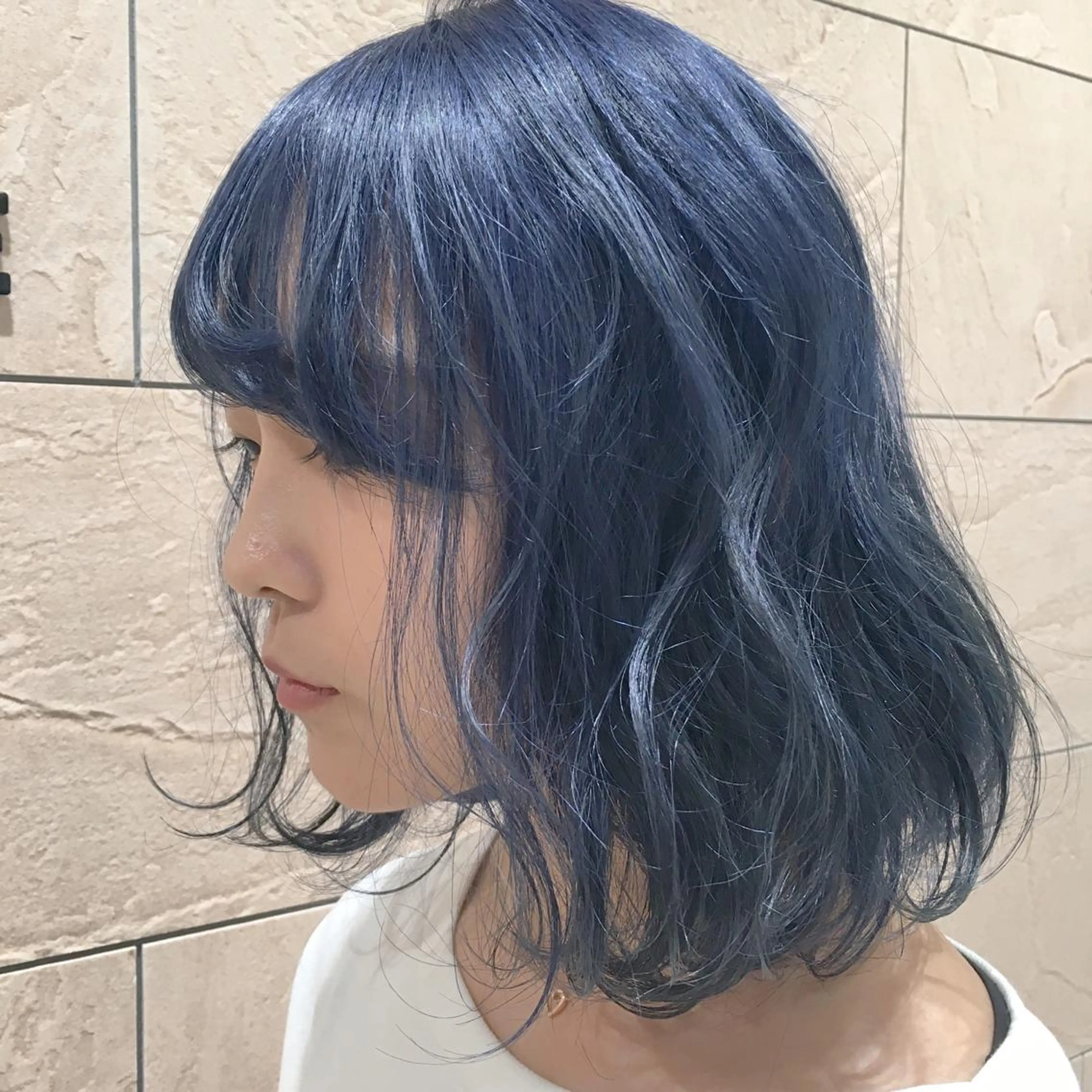 ミディアム カラー パーマ ヘアアレンジ ブルーカラー ブルージュ ハイトーン特化🤍 浦住のヘアスタイル