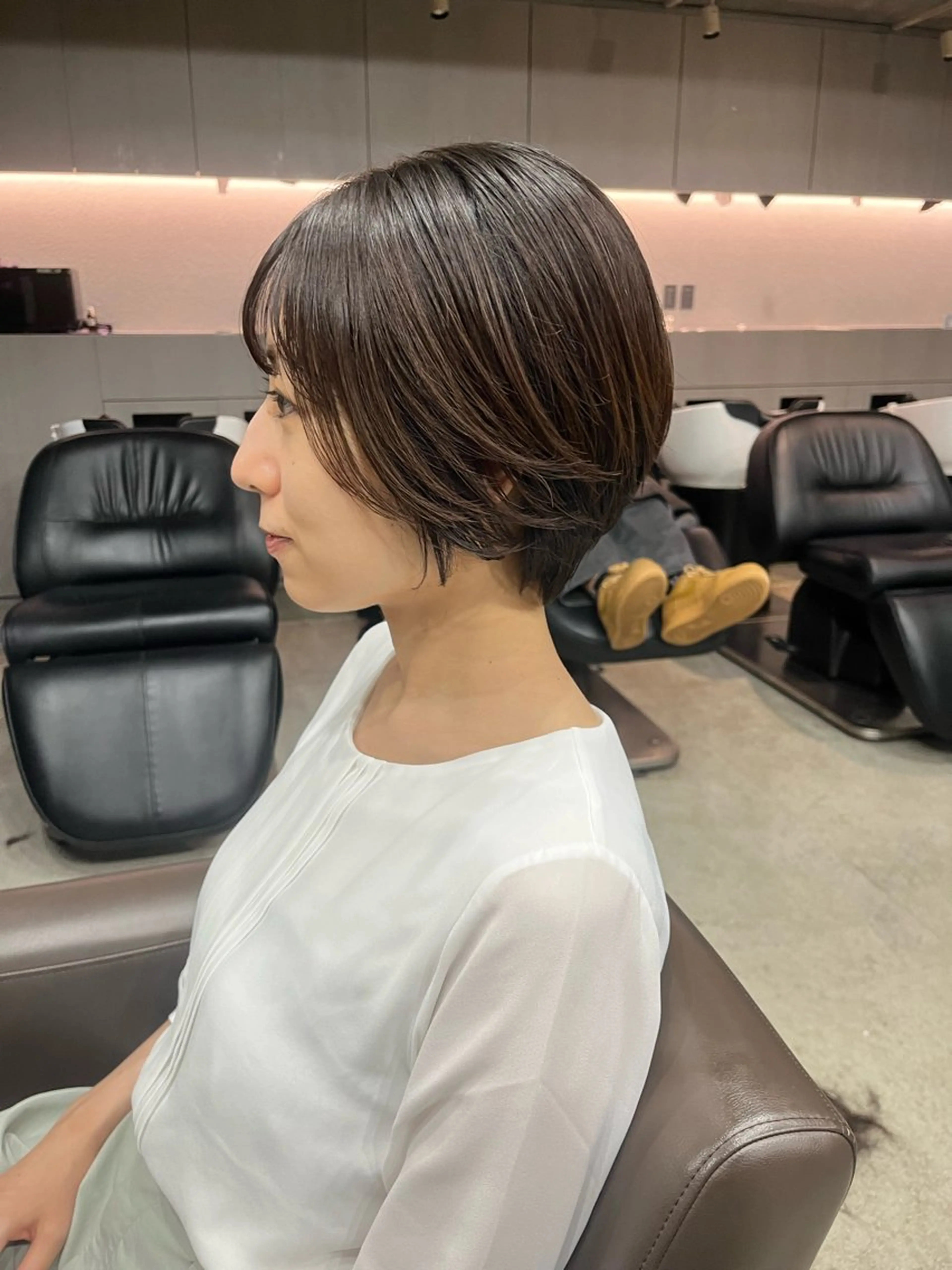 ショート カラー 曲がる縮毛矯正 センターパートのヘアスタイル