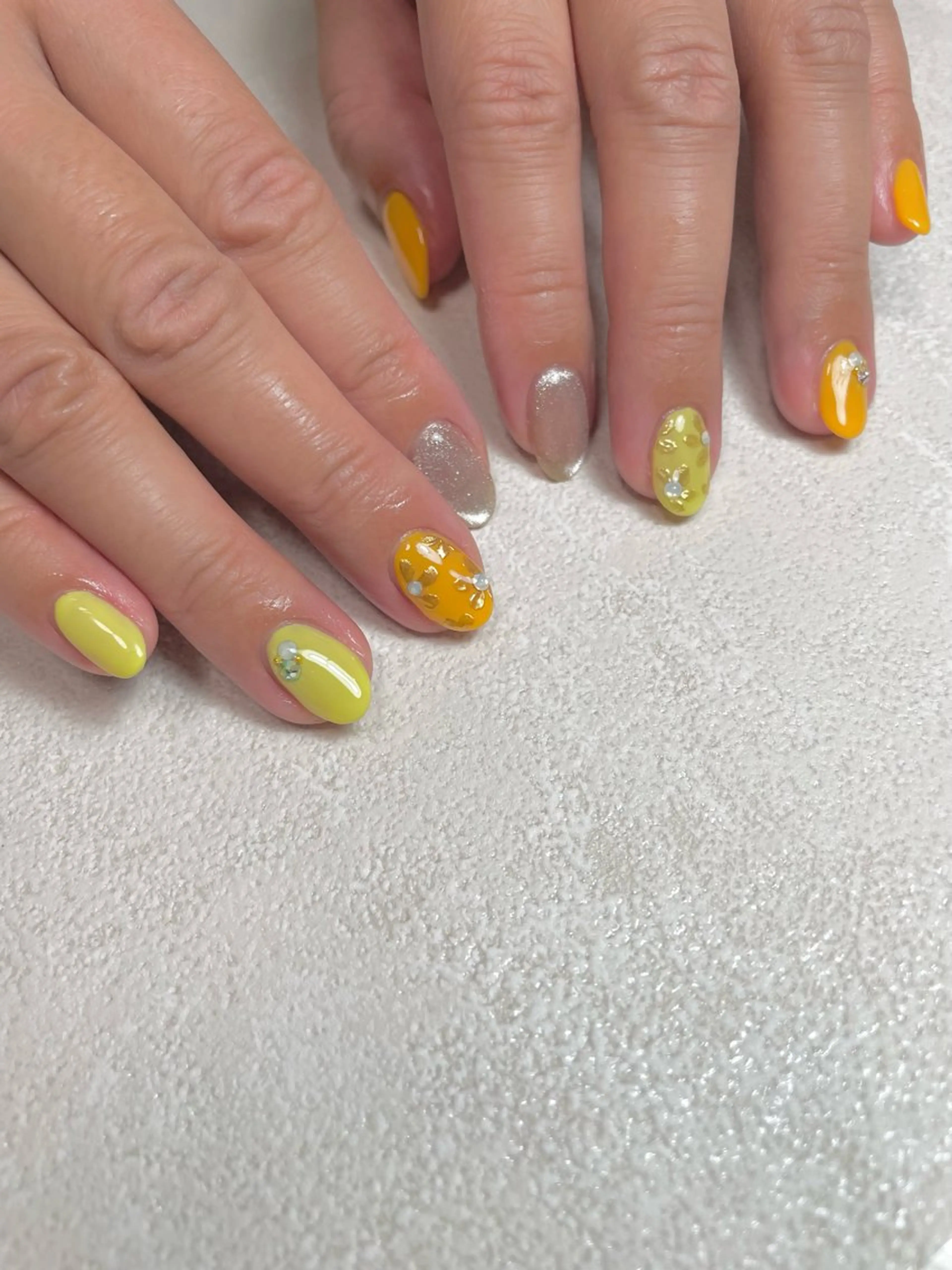 ネイル マグネットネイル ミラーネイル オレンジ 春ネイル 黄色 粟津 美紀のネイルデザイン