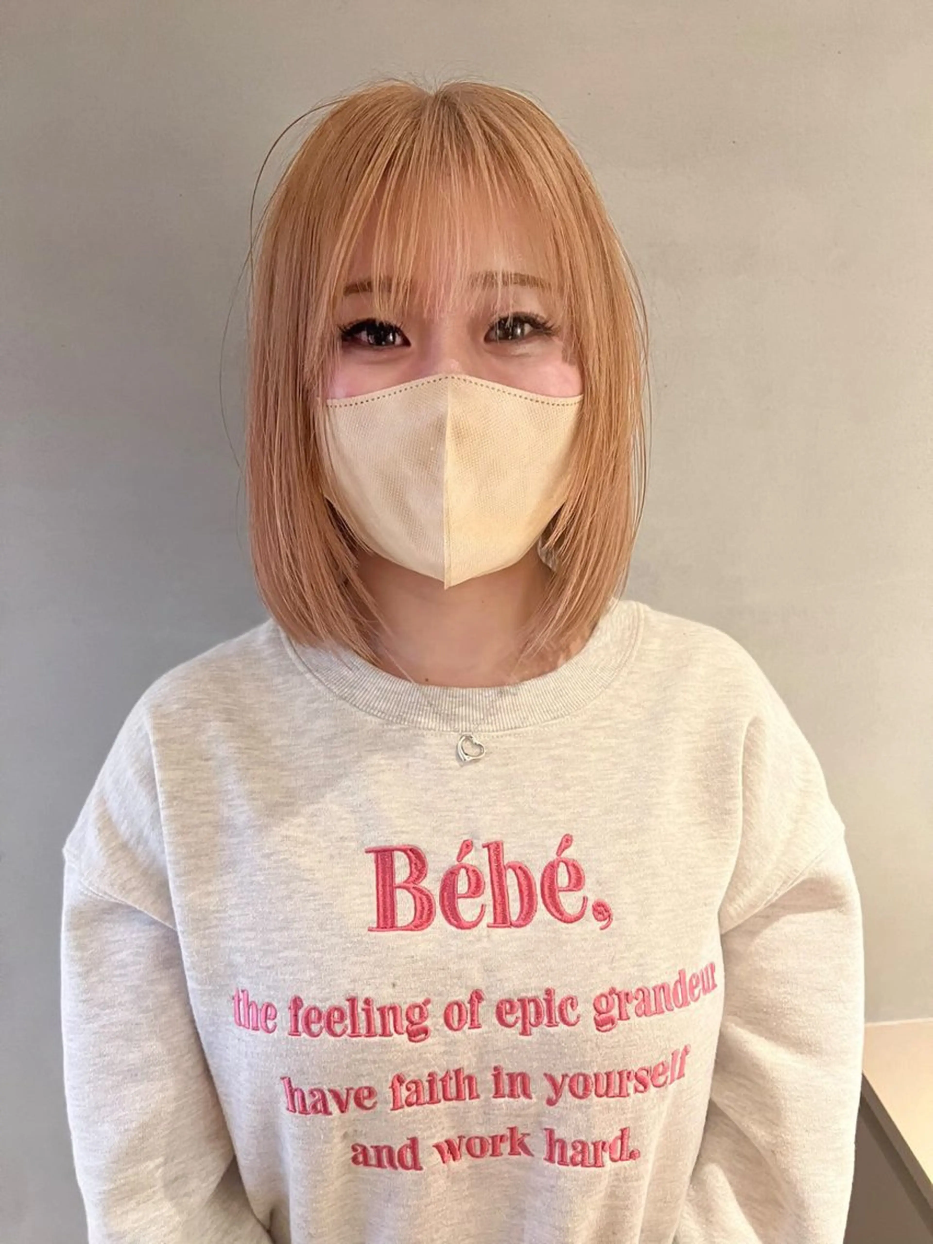 ミディアム カット ヘアカラー ミルクティーベージュ outaのヘアスタイル