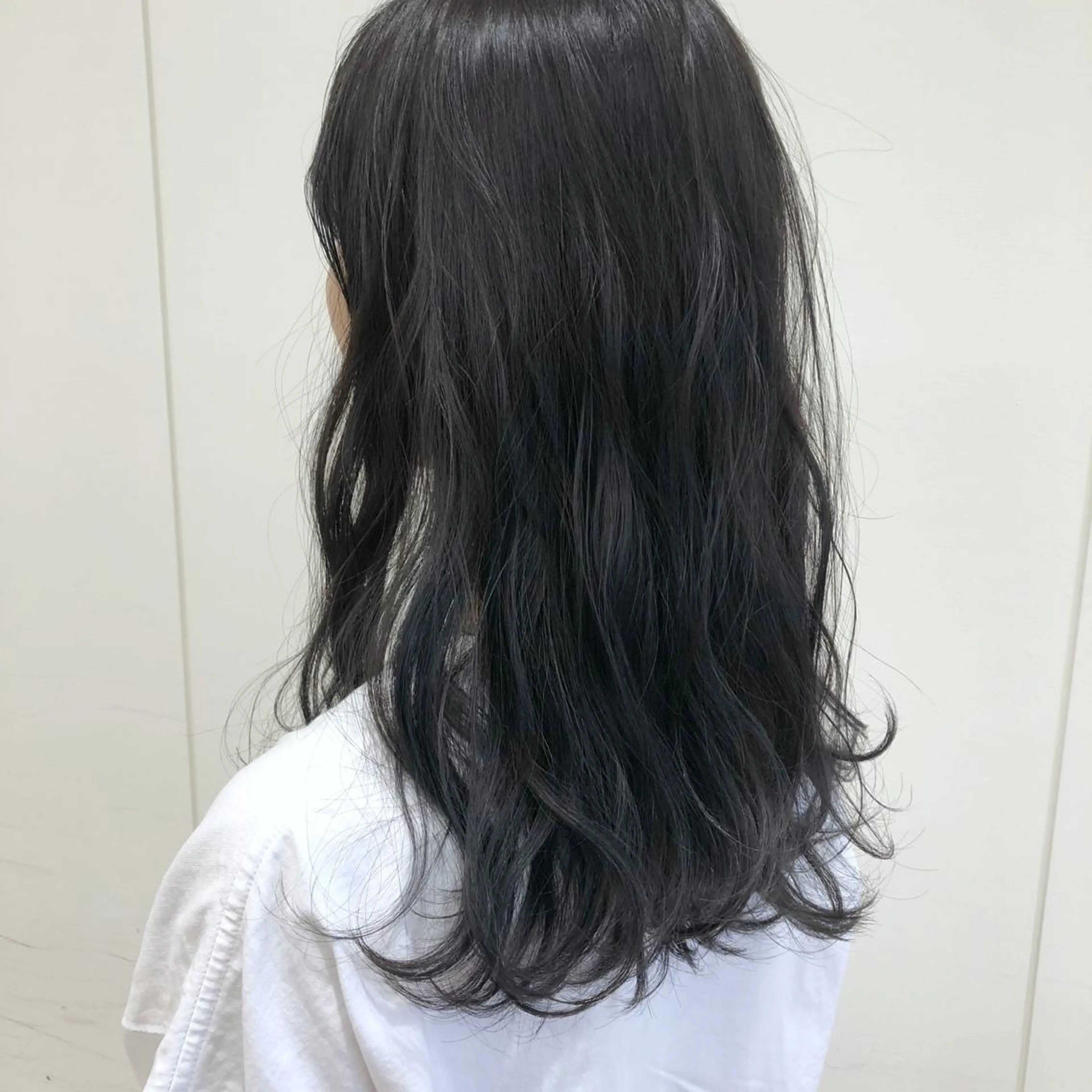 セミロング カラー グレージュ ケアブリーチ 坪井佑樹のヘアスタイル
