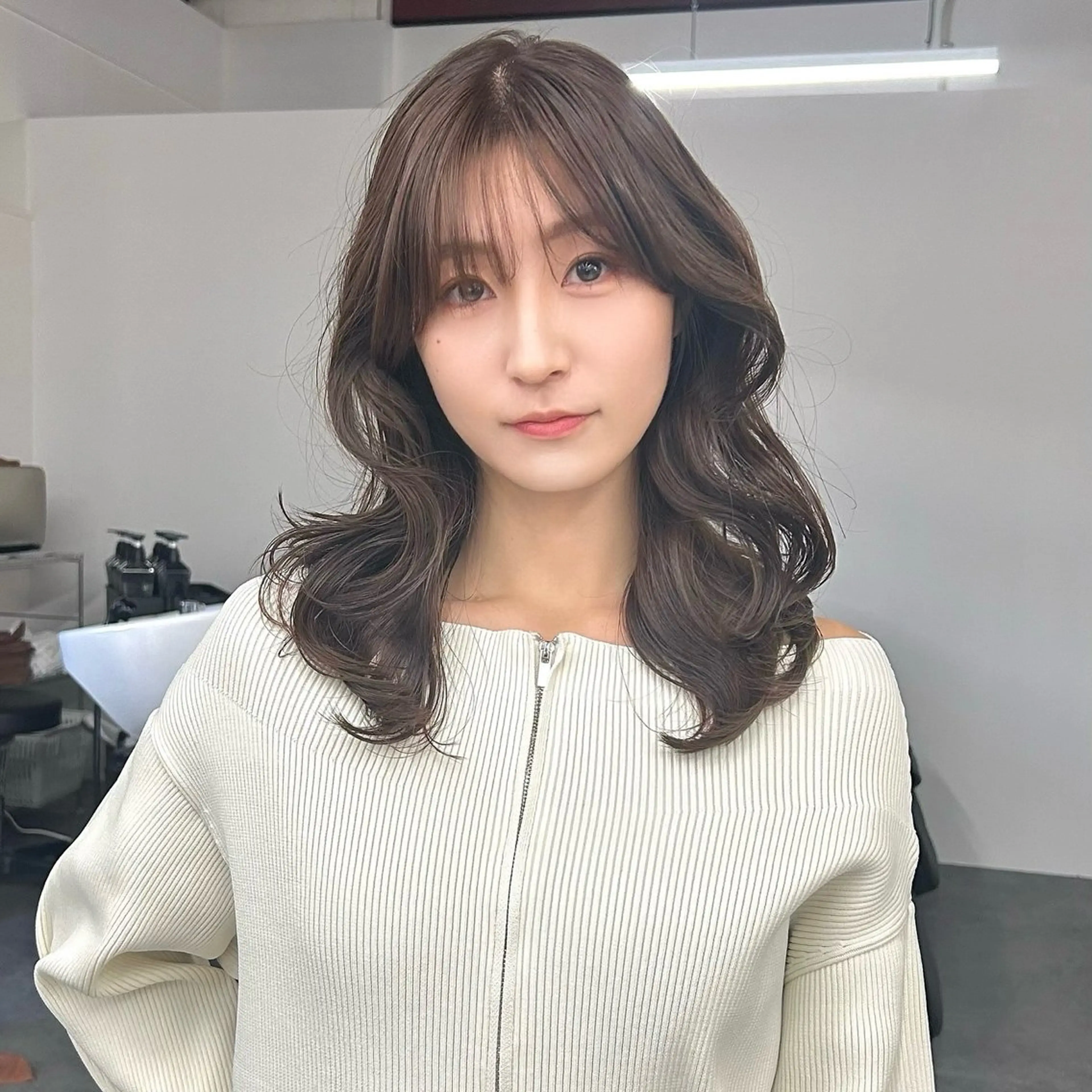 セミロング カラー ベージュカラー オリーブベージュ レイヤーカット 韓国ヘア×レイヤー カット/上田丈也のヘアスタイル