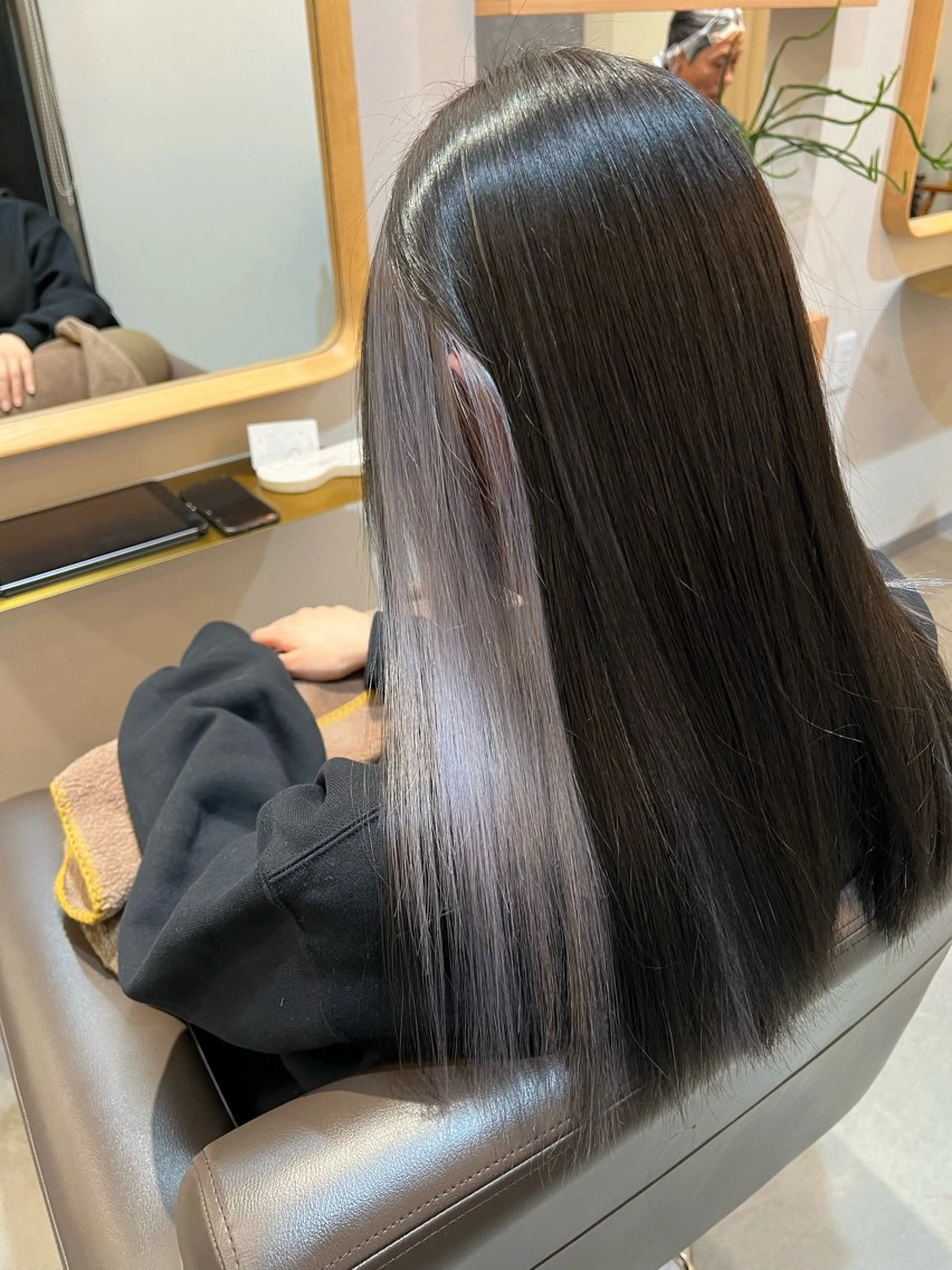 セミロング カラー グレージュ インナーカラー シルバー シルバーグレージュ ヘアカラー 今田 飛奈のヘアスタイル