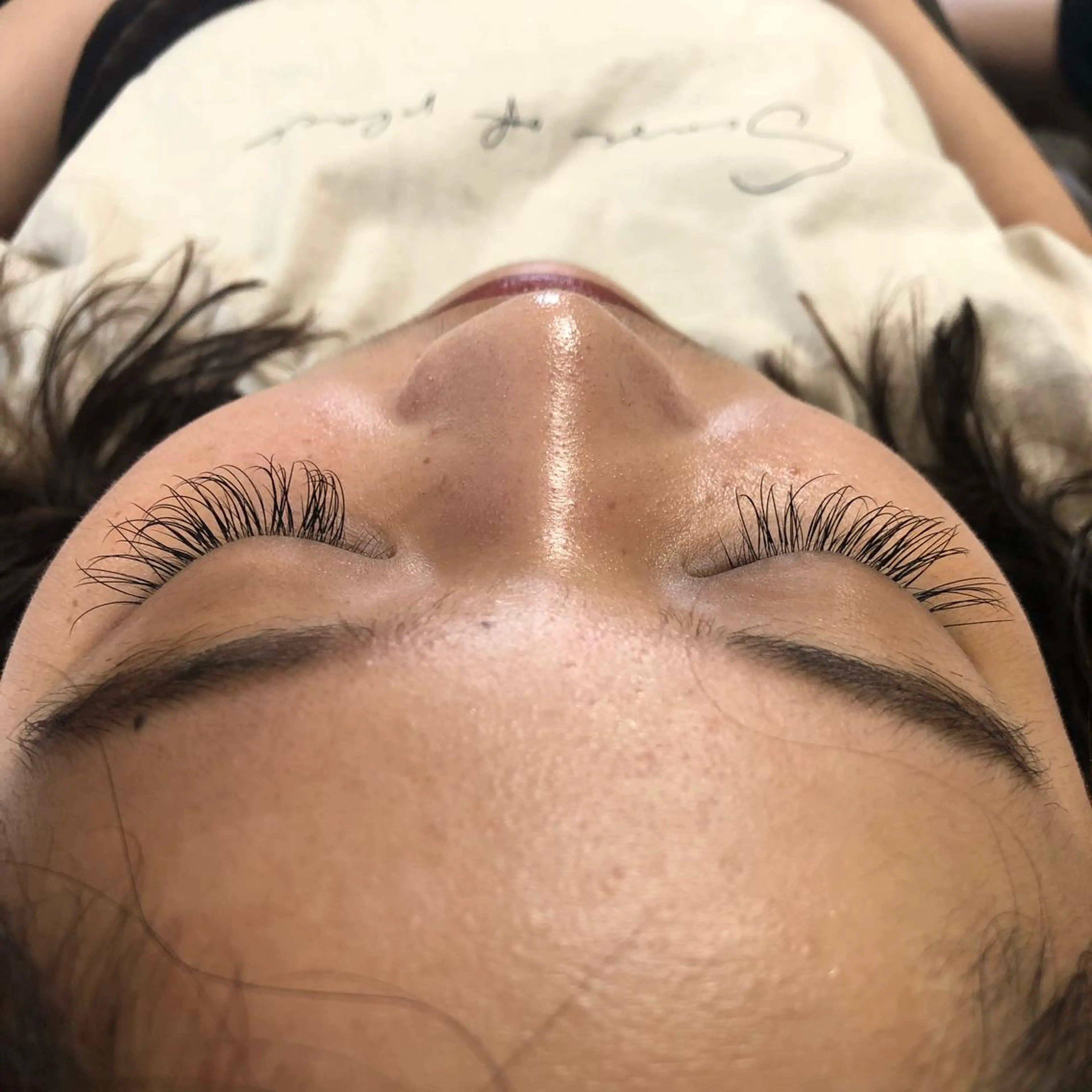 マツエク・マツパ レイヤーカット✖️ 柔らかベージュカラーのヘアスタイル