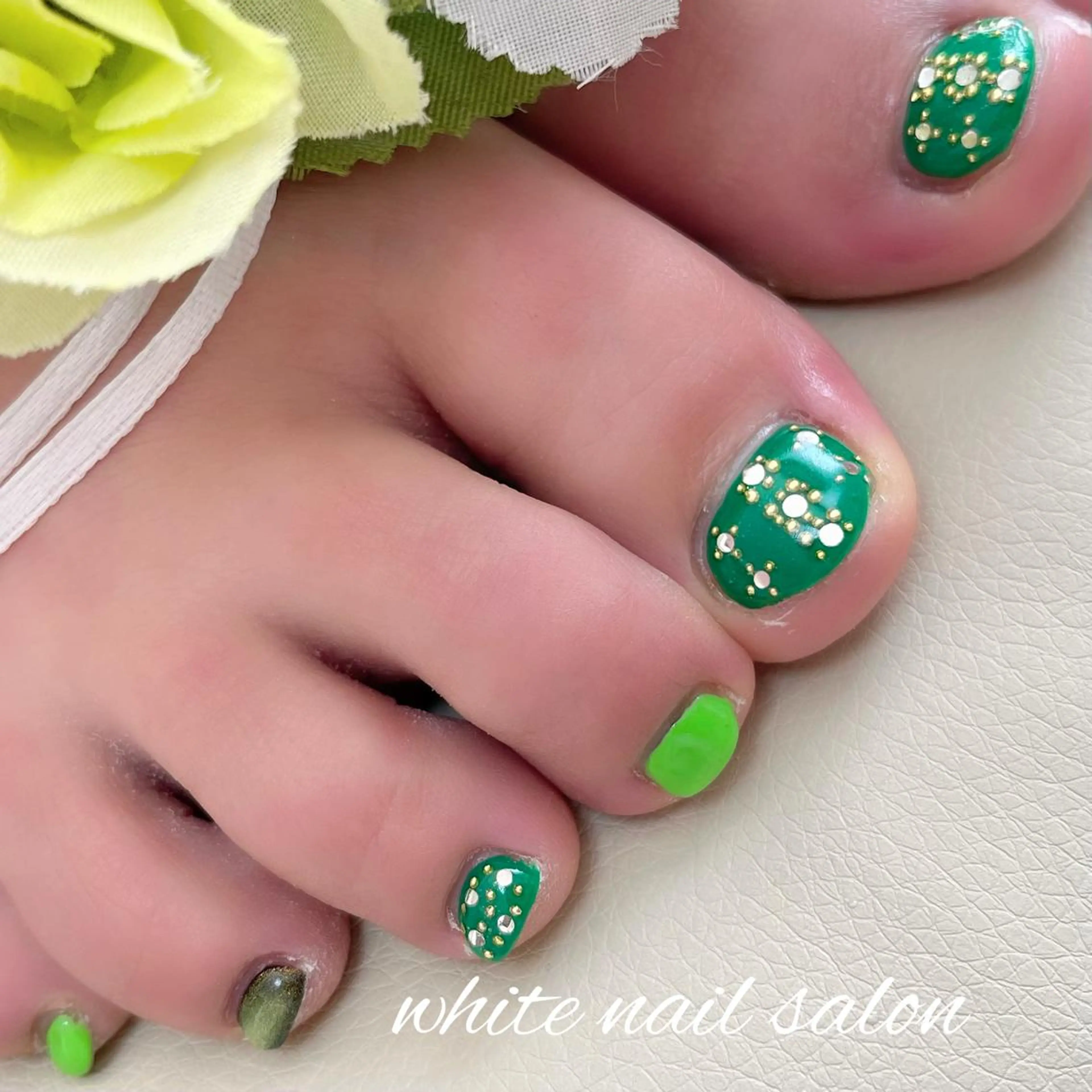 ネイル フットネイル ジェルネイル ハードジェル ラメ(グリッター) 持ち込み フットネイル white nail salonのネイルデザイン