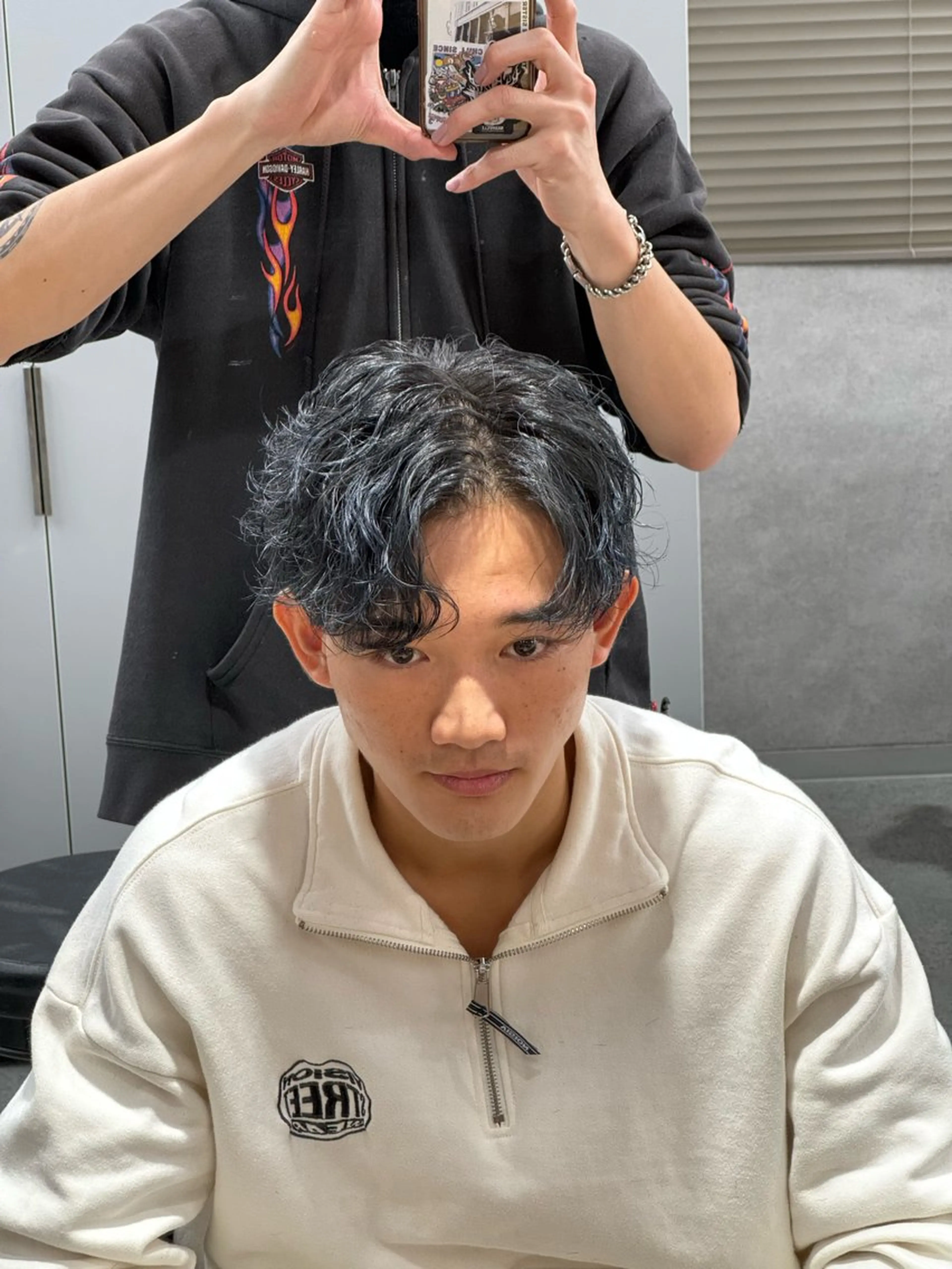 ショート カラー パーマ ヘアアレンジ メンズ メンズブリーチ センターパート フェザーパーマ メンズハイライト メンズハイトーン カット パーマ トリートメント ヘッドスパ ヘアセット スパイキー/フェザー /波巻き/かいとのヘアスタイル
