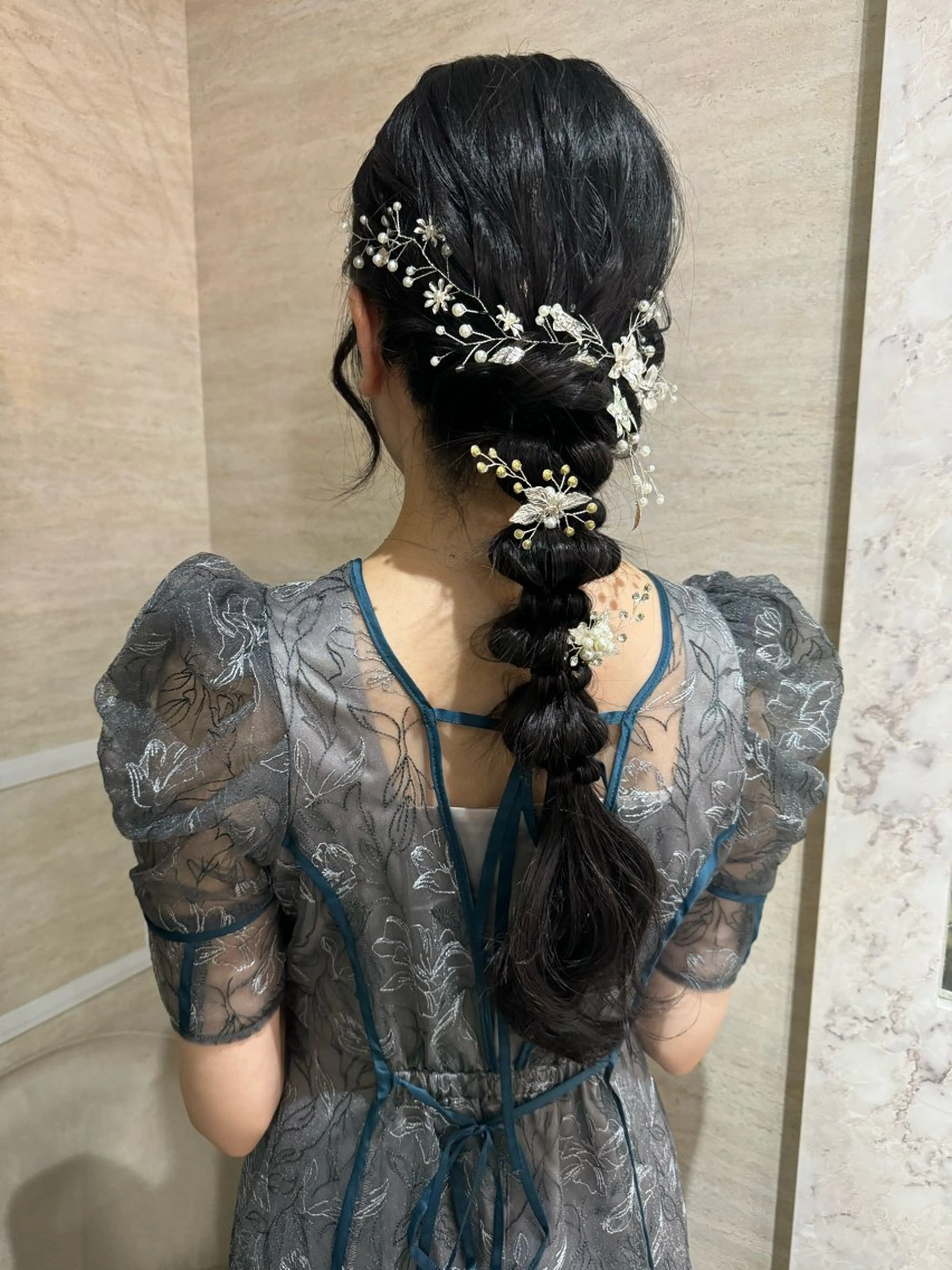 ロング ヘアアレンジ 結婚式・ブライダル ロング 髪飾り ヘアセット 🩶mana🩶艶髪 /カラーオンカラーのヘアスタイル