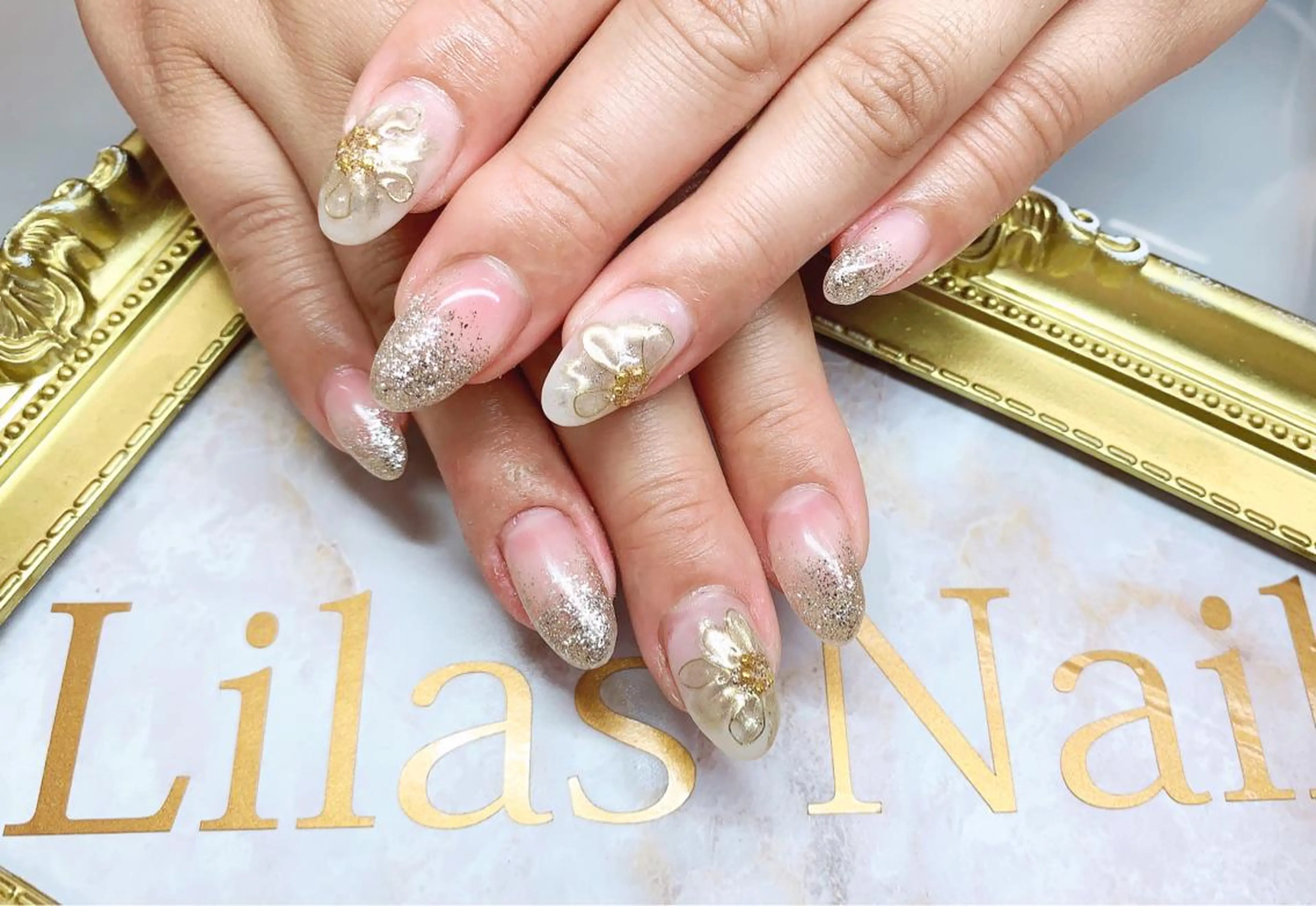 ネイル フラワーネイル ジェルネイル ゴールド ハードジェル ラメ(グリッター) Lilas Nailのネイルデザイン