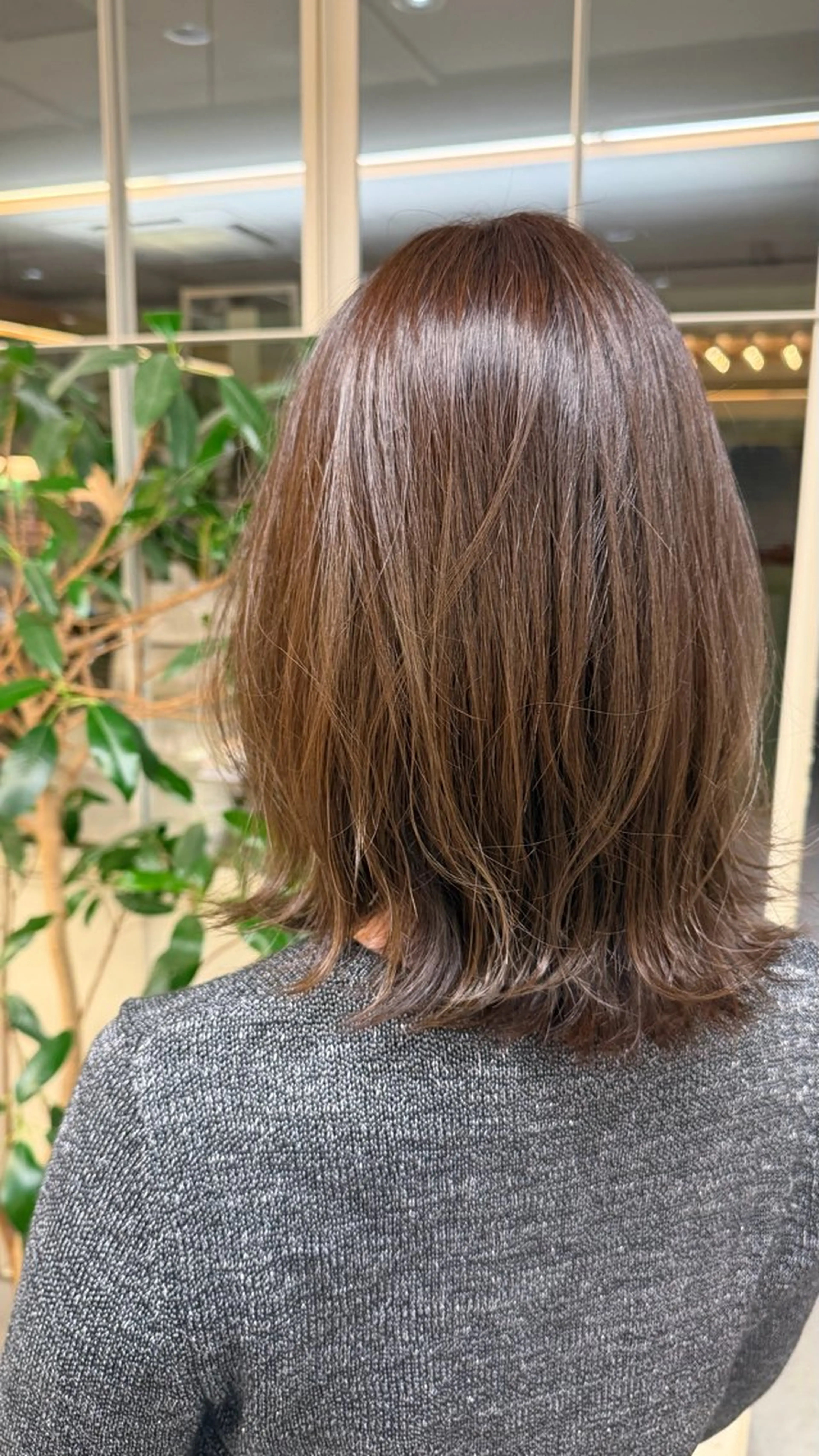 ミディアム カラー 谷 花音のヘアスタイル