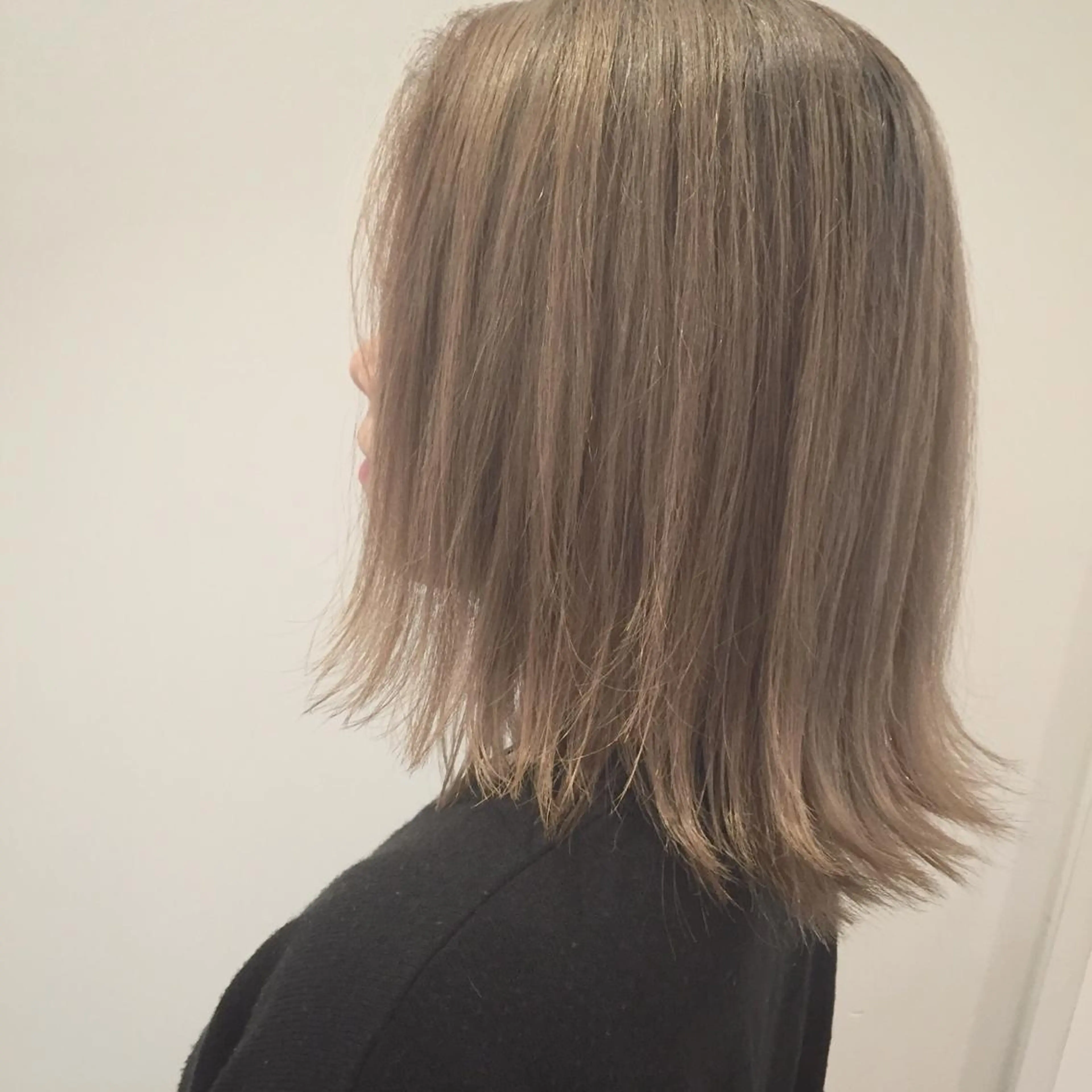 ショート ミディアム カラー ベージュカラー ハイトーンカラー ハイトーンベージュ ボブ 外ハネヘア lafith hair dope所属・ハイトーン×髪質改善 KENTAのヘアスタイル