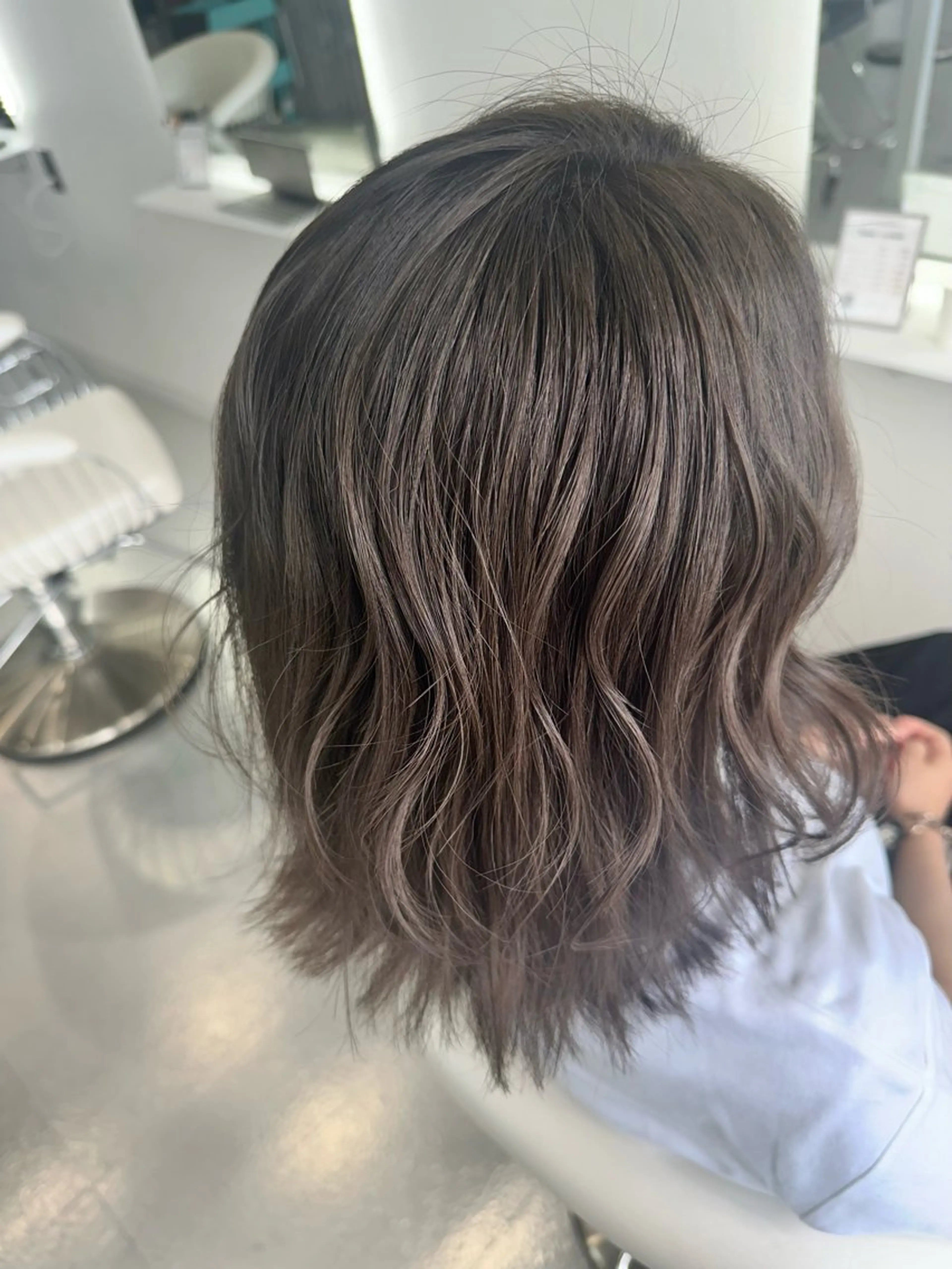 ミディアム ならざきつぐみ /天王寺/ハイトーンのヘアスタイル