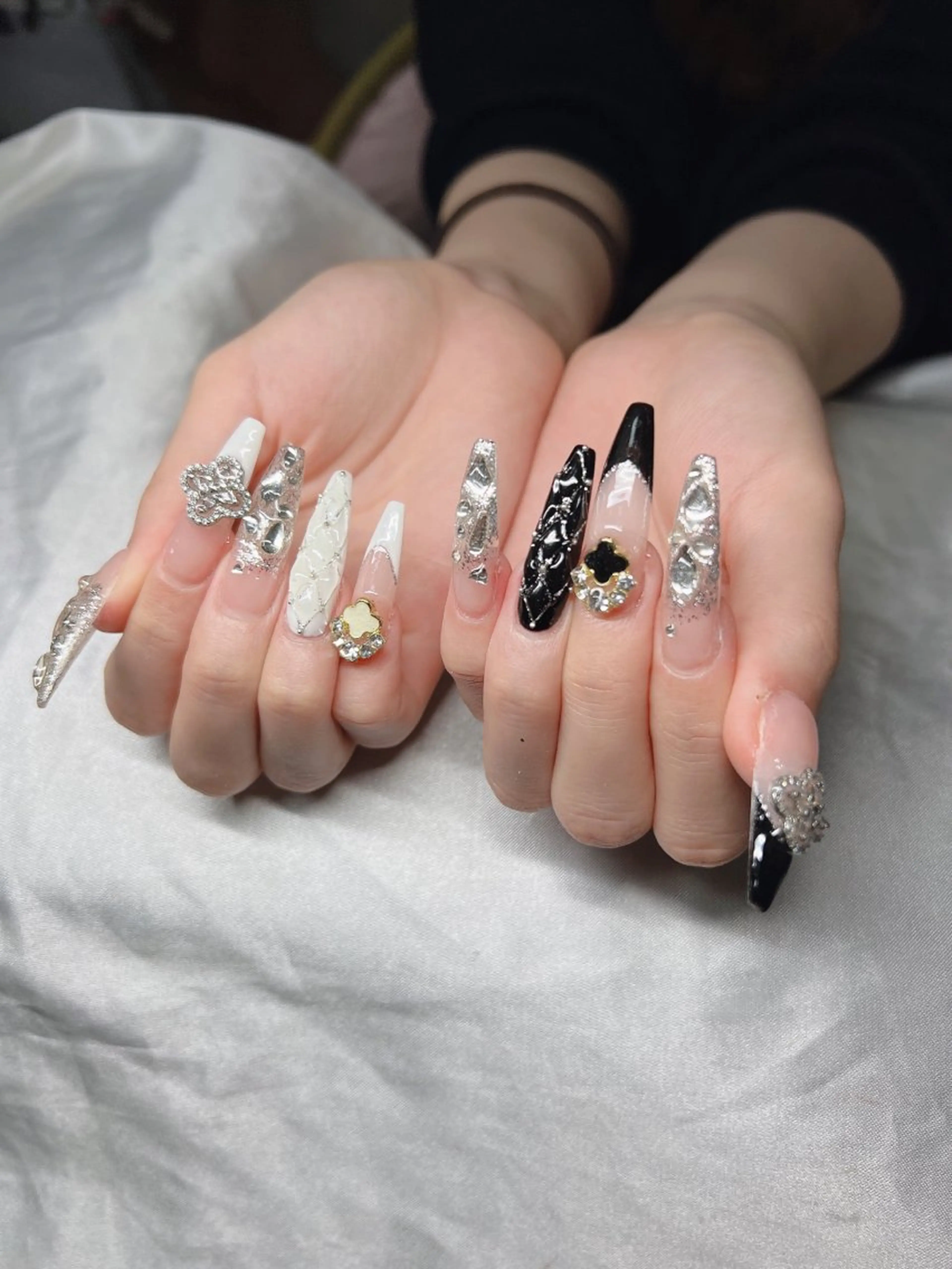 ネイル 長さ出し グラデーション キラキラネイル マグネットネイル ニュアンスネイル ハンドネイル Lee Ainのネイルデザイン