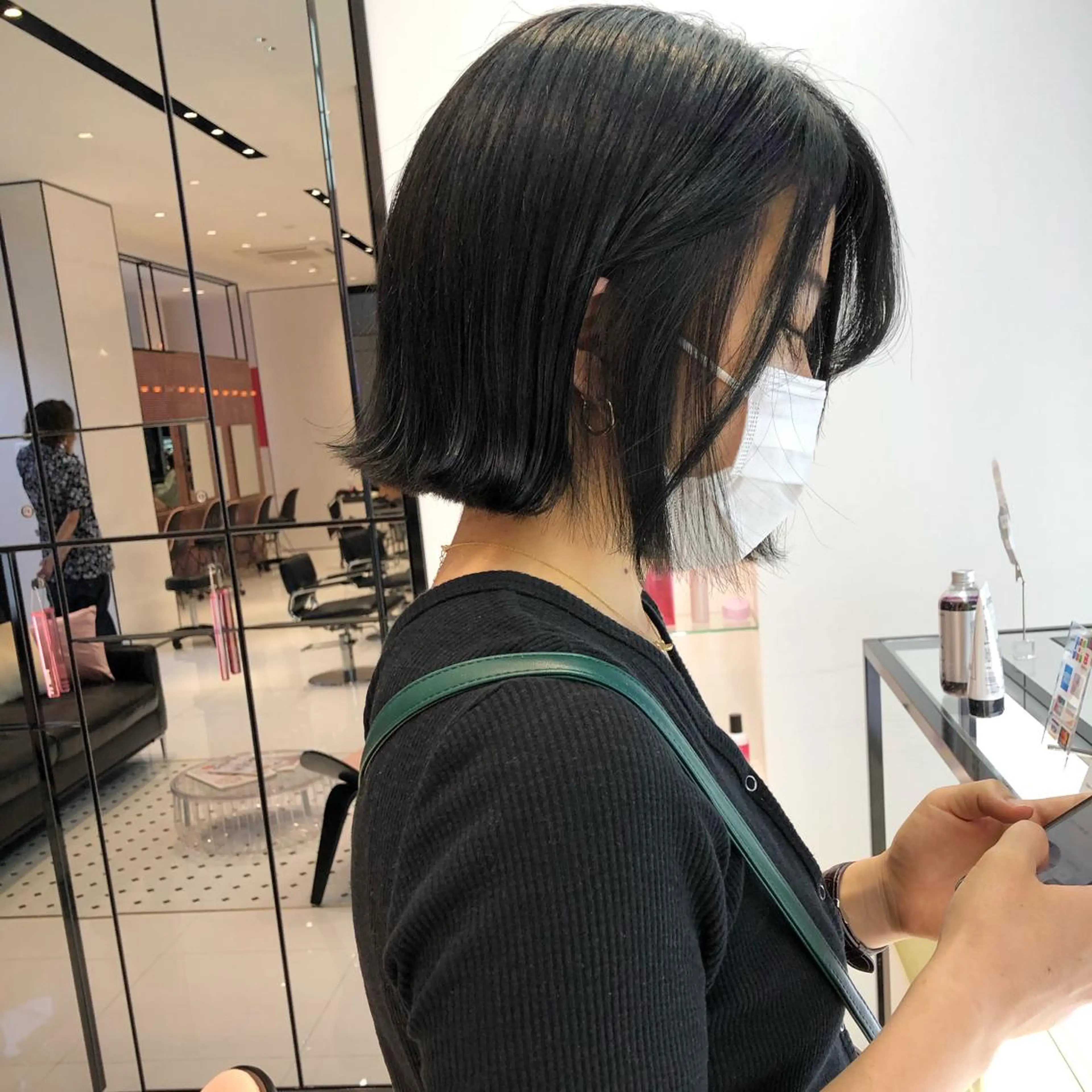 ミディアム カラー 黒髪 ブルーカラー ブルーブラック ボブ 相川 愛実のヘアスタイル