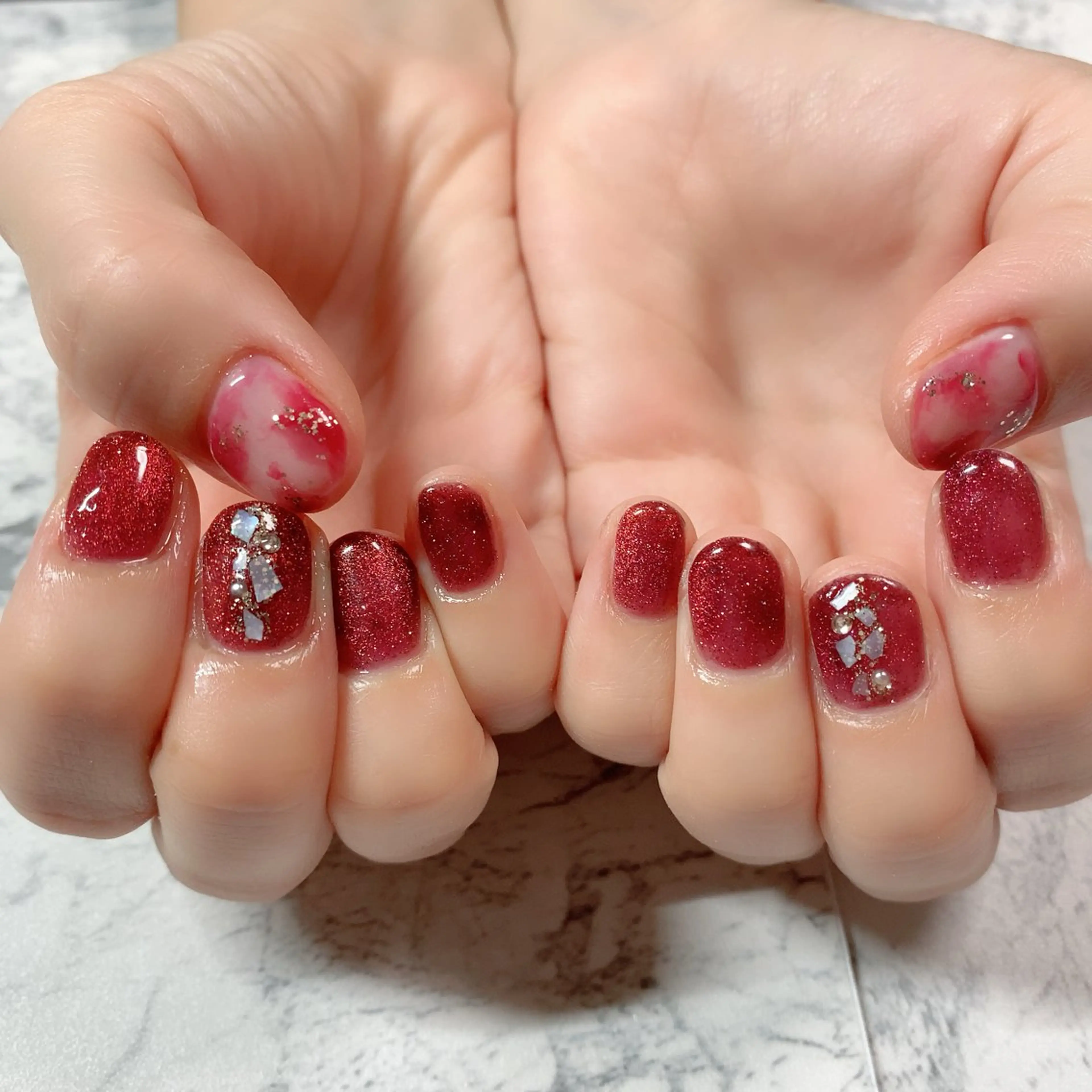 ネイル アートネイル べっ甲ネイル 赤色 ショートネイル マジョリカ ブルーのネイルデザイン