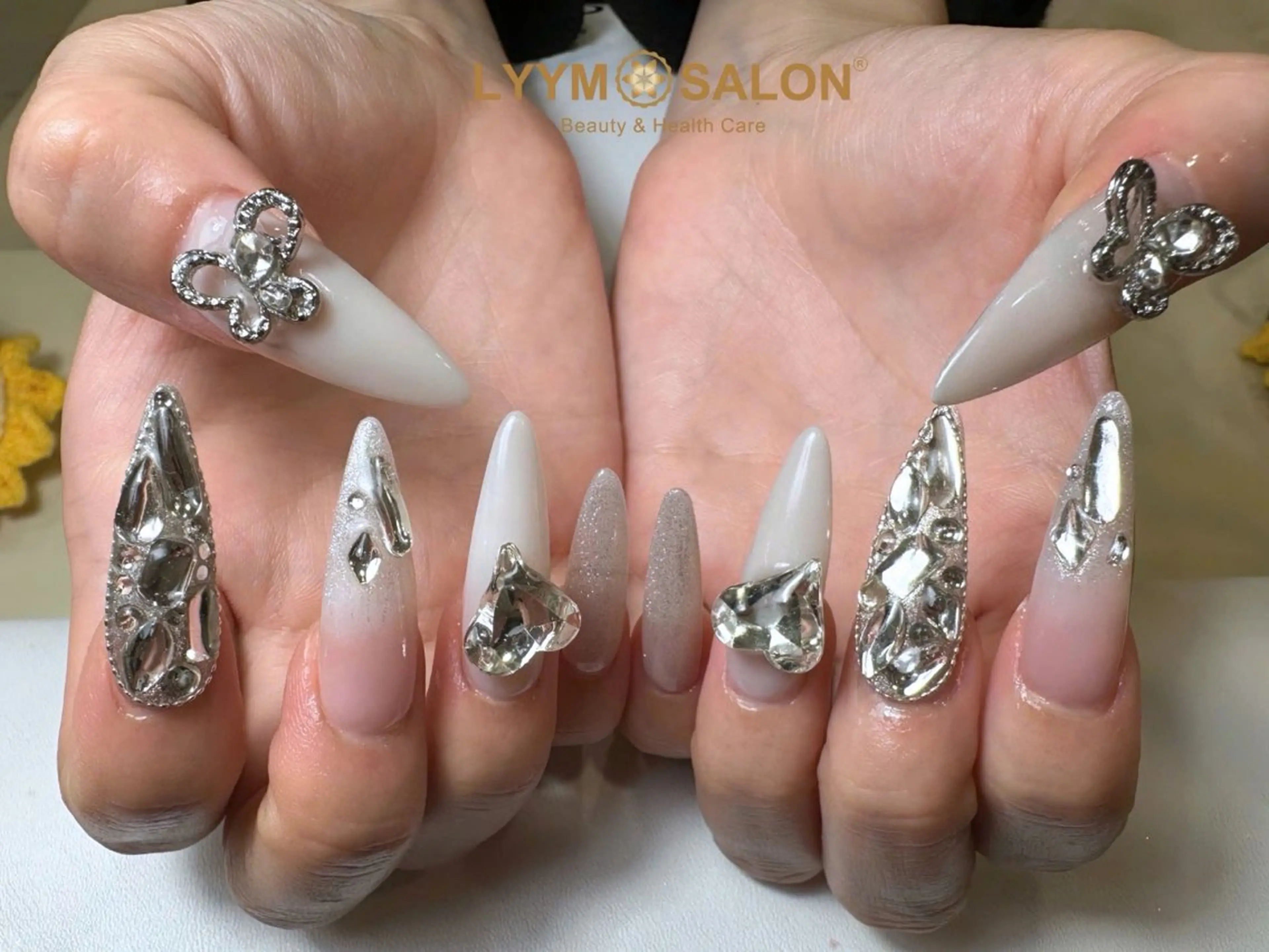 ネイル 長さ出し ミラーネイル シルバー ハンドネイル LYYM Salonのネイルデザイン