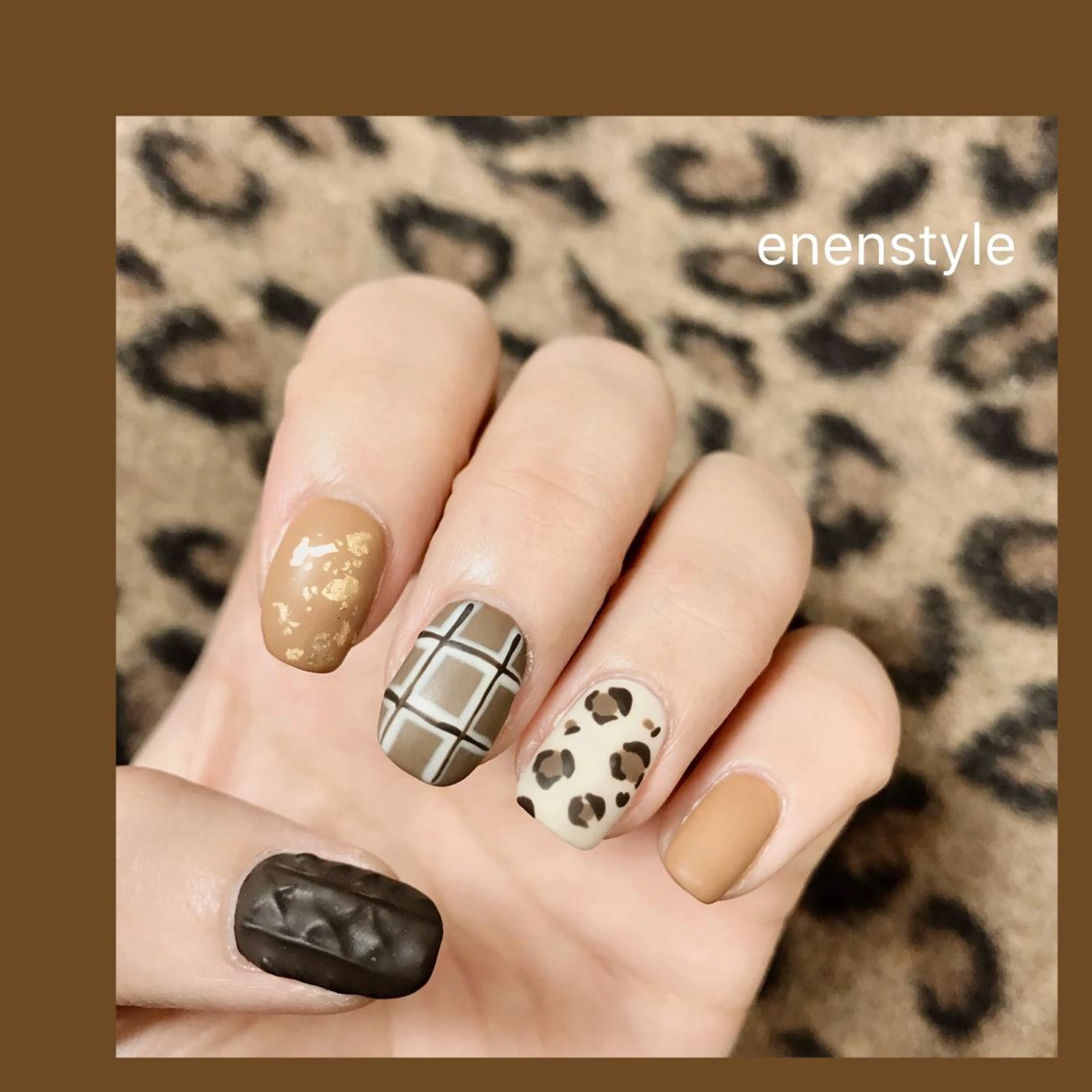 ショート ネイル アニマル柄 ブラウン ジェルネイル ニュアンスネイル オフィスネイル 👑enen style👑のネイルデザイン