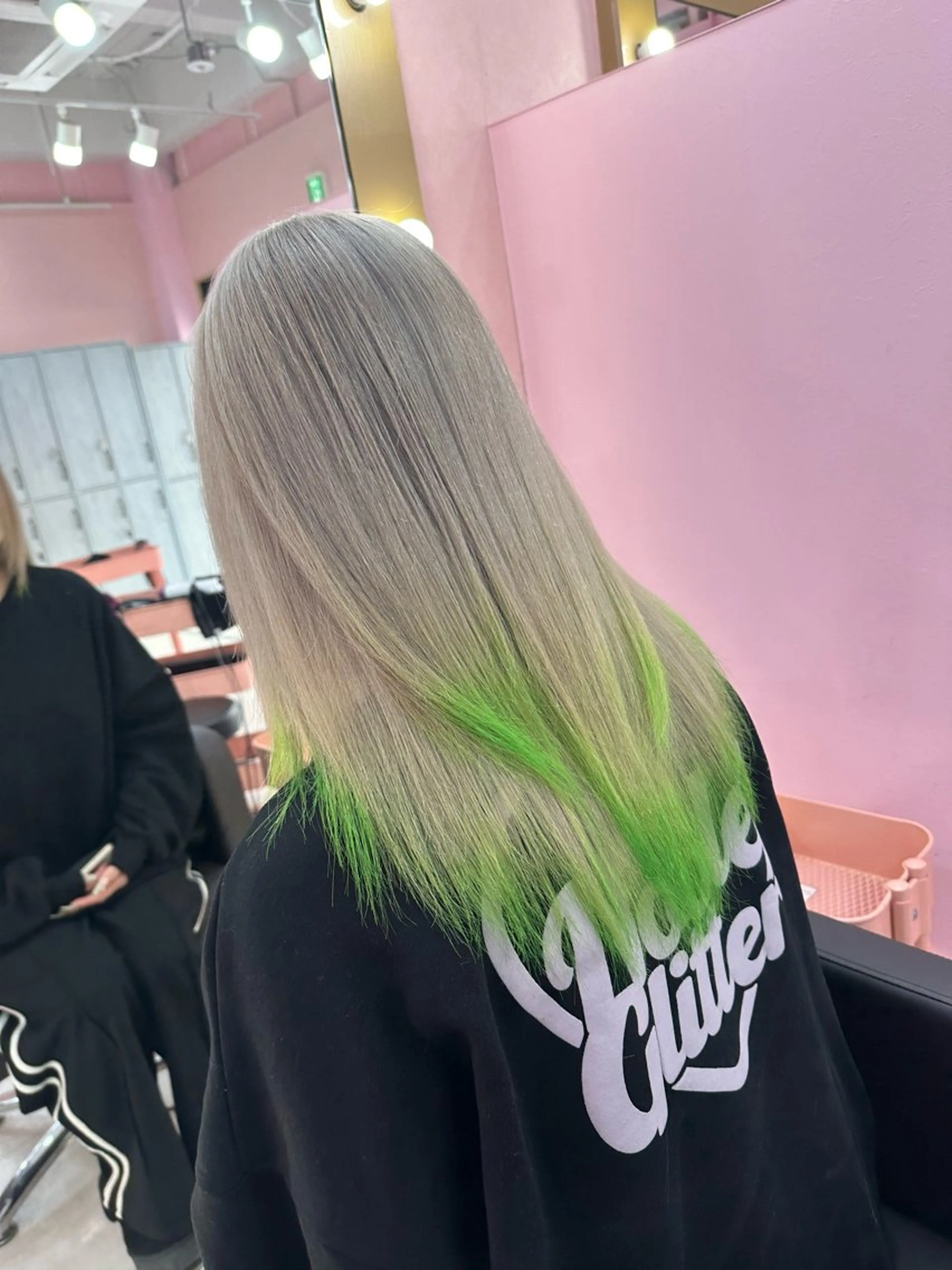 セミロング カラー ブリーチ✖️レイヤー MANATO🎨🌈のヘアスタイル