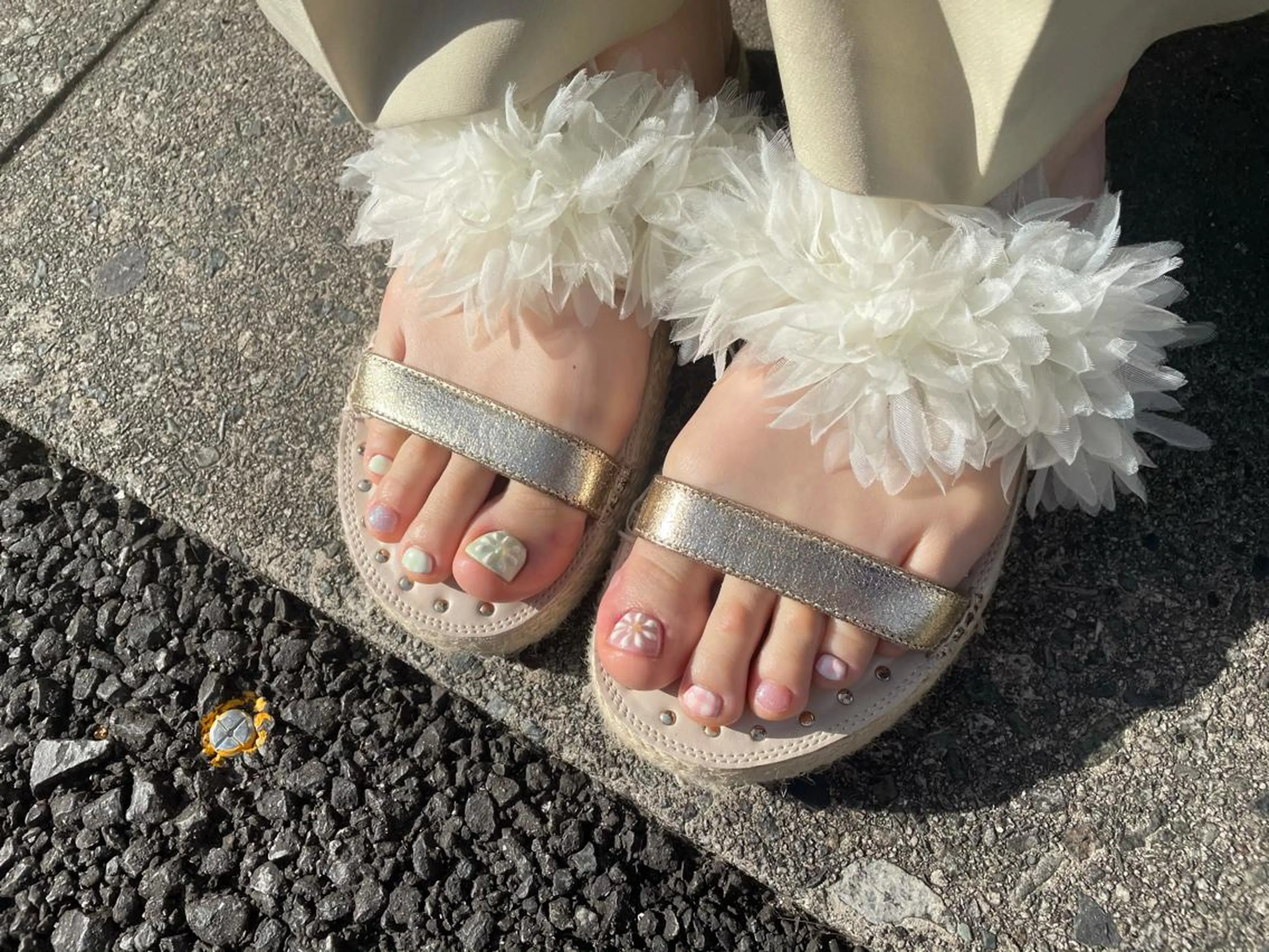 ネイル フットネイル はばすみれ🎀ﾈｲﾙ 光ﾌｪｲｼｬﾙ ﾍｱのネイルデザイン