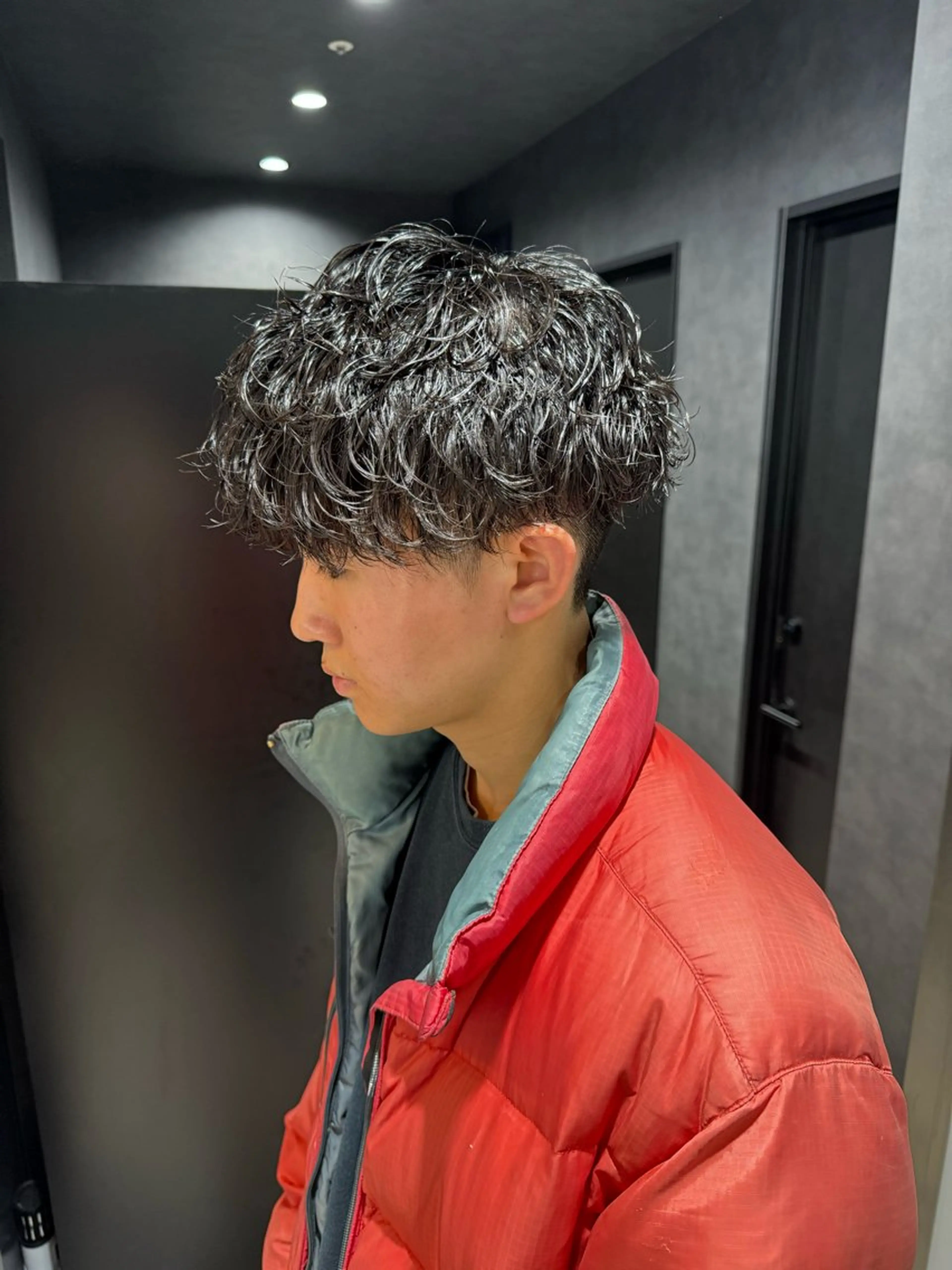 ショート カラー パーマ ヘアアレンジ メンズ メンズブリーチ センターパート メンズハイライト メンズハイトーン マッシュ カット パーマ トリートメント ヘッドスパ ヘアセット スパイキー/フェザー /波巻き/かいとのヘアスタイル