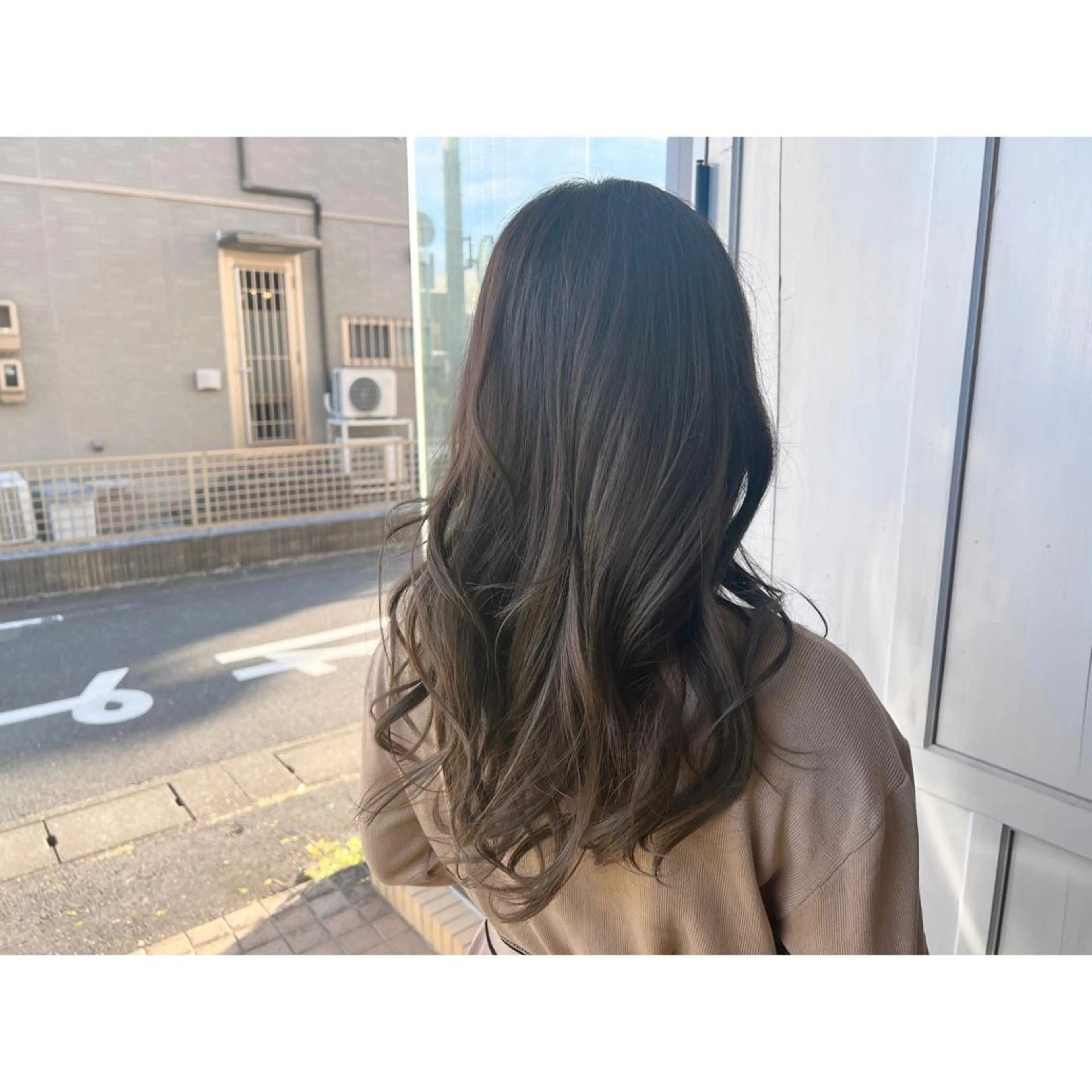 ロング カラー グレージュ ヘアカラー トリートメント ツキダテ ユイのヘアスタイル