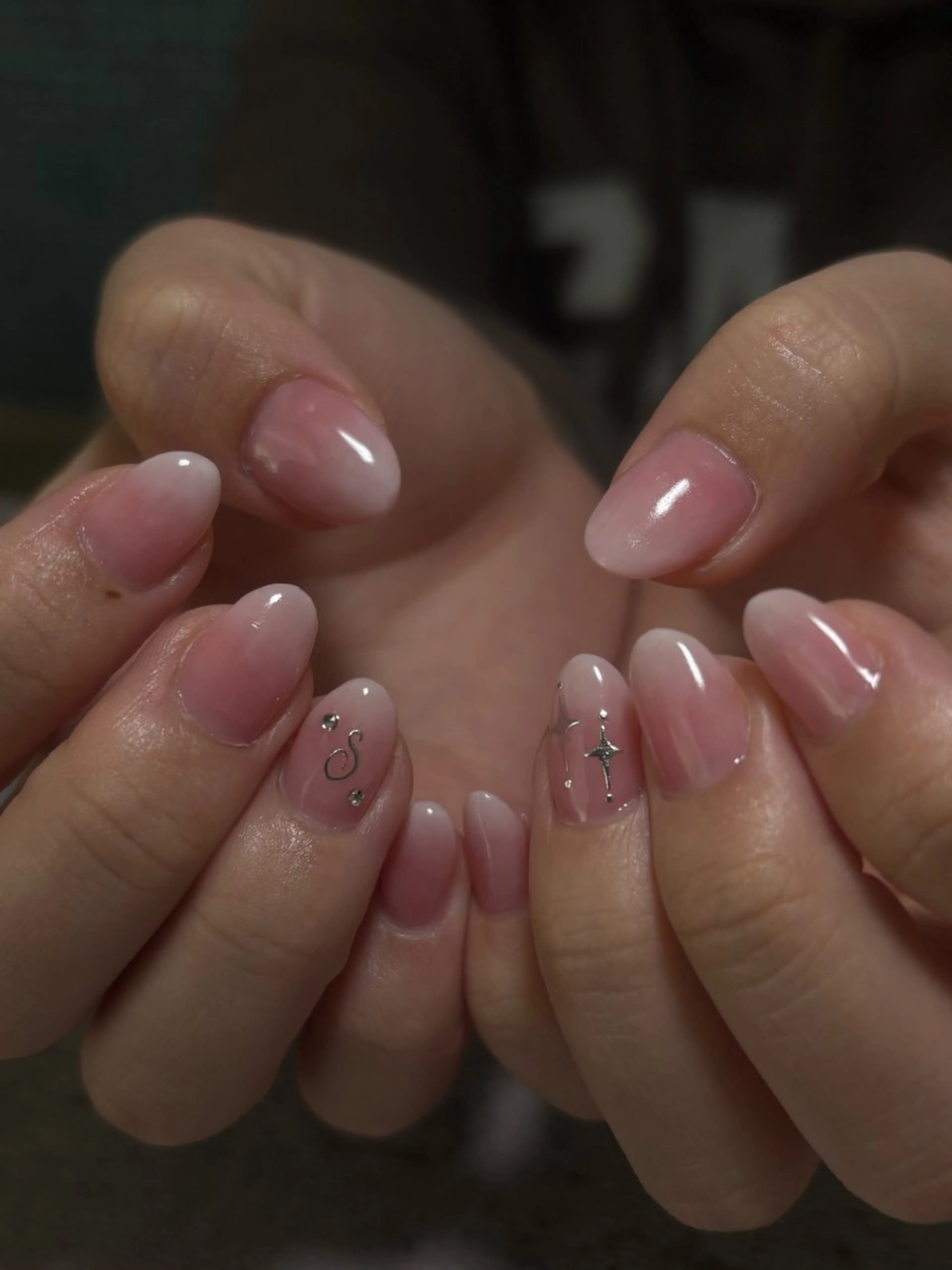 ネイル アートネイル グラデーション ピンク ホワイト ネイルサロン Ꭲen%  Yuiのネイルデザイン