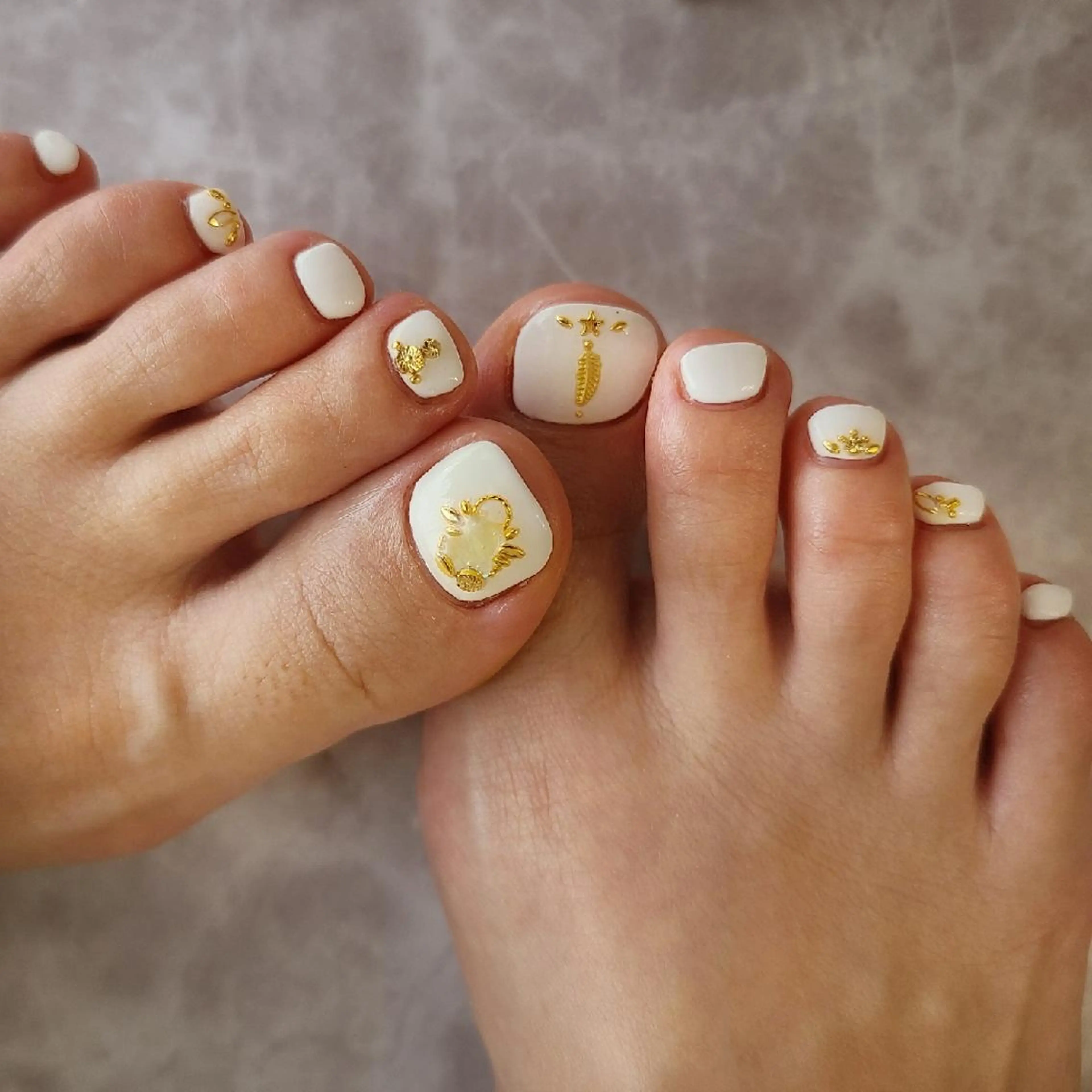 ネイル ワンカラーネイル ホワイト フットネイル NOGUCHI  KANAのネイルデザイン