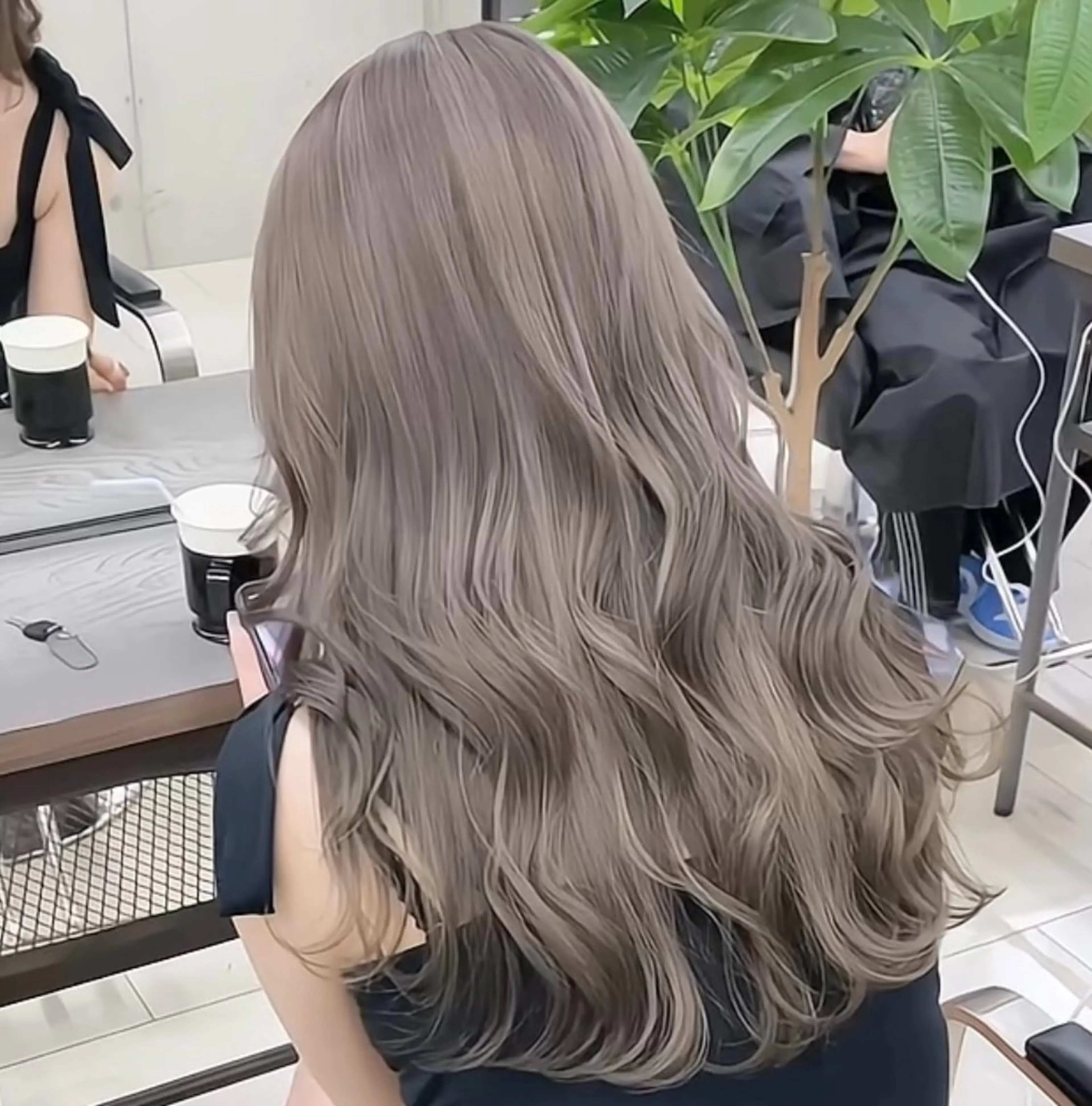 ロング カラー グレージュ ミルクティーグレージュ カット ヘアカラー トリートメント Kvell&Co.所属・心斎橋/✨ハイトーン ✨/isseiのヘアスタイル