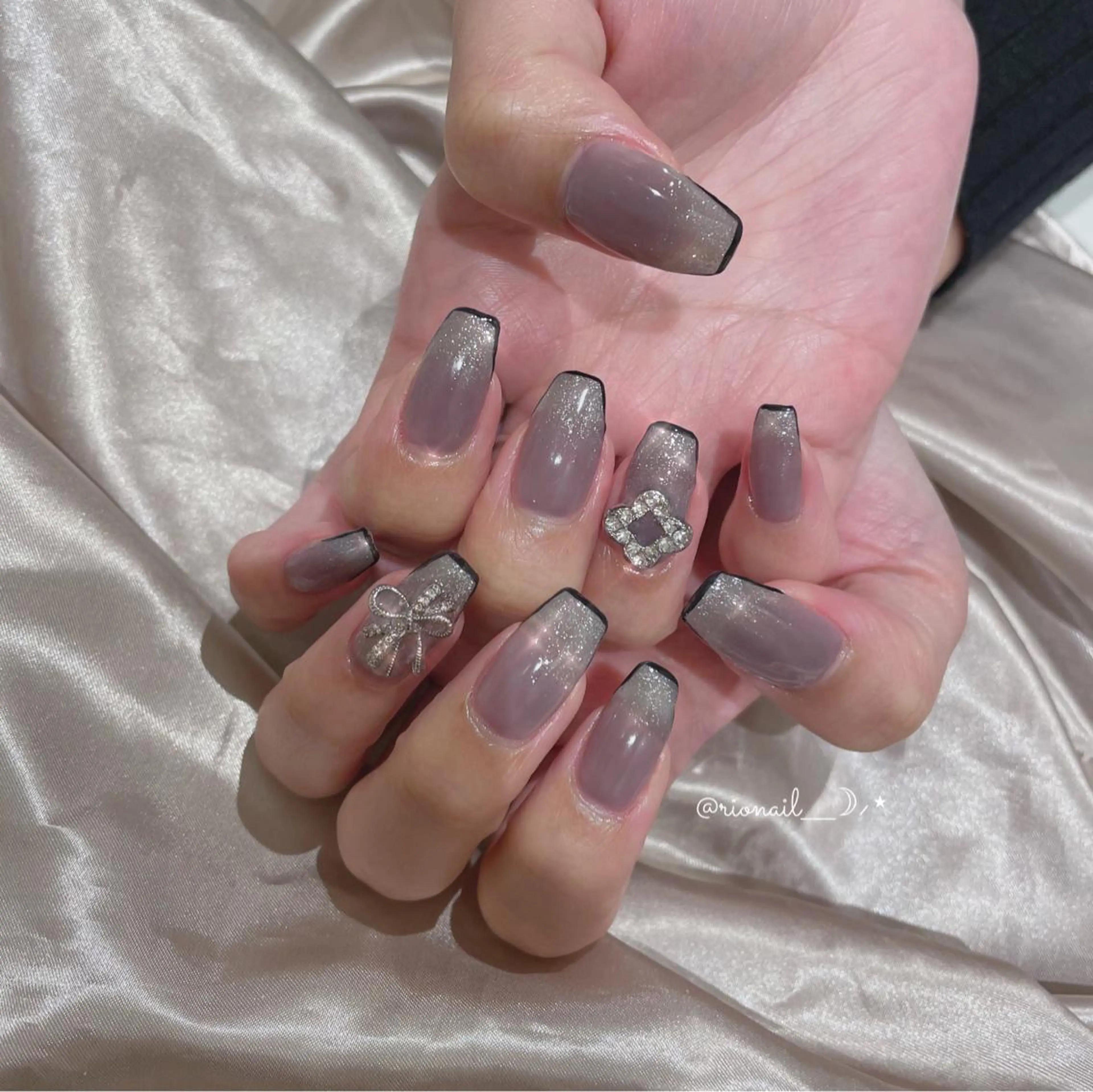 ネイル アートネイル ハンドネイル 𝘙𝘪𝘰𝘯𝘢 ...🕯🤍のネイルデザイン