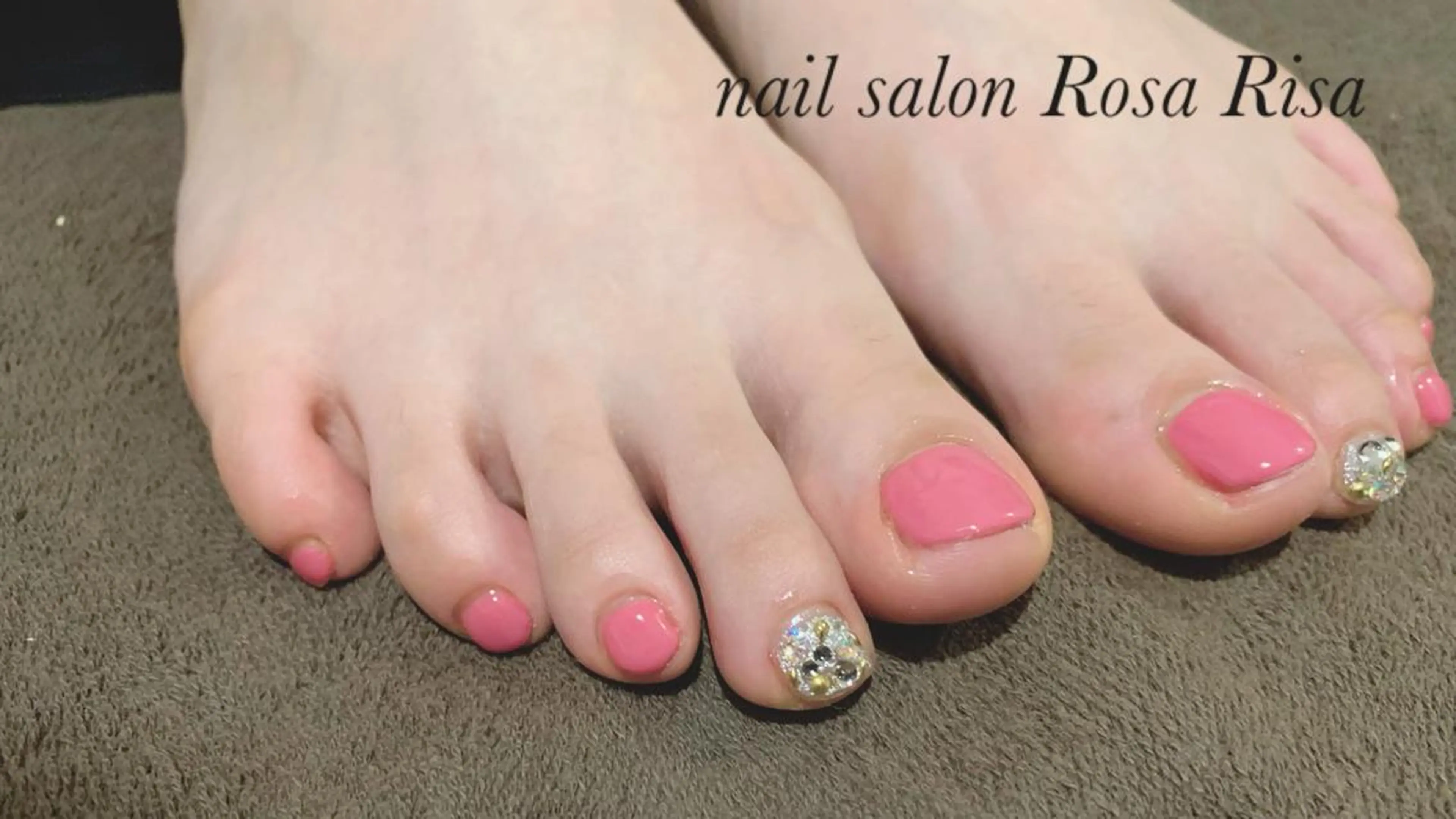 ショート ネイル ワンカラーネイル ピンク ストーンネイル ネイルスタジオ シェイクユアハンズのネイルデザイン