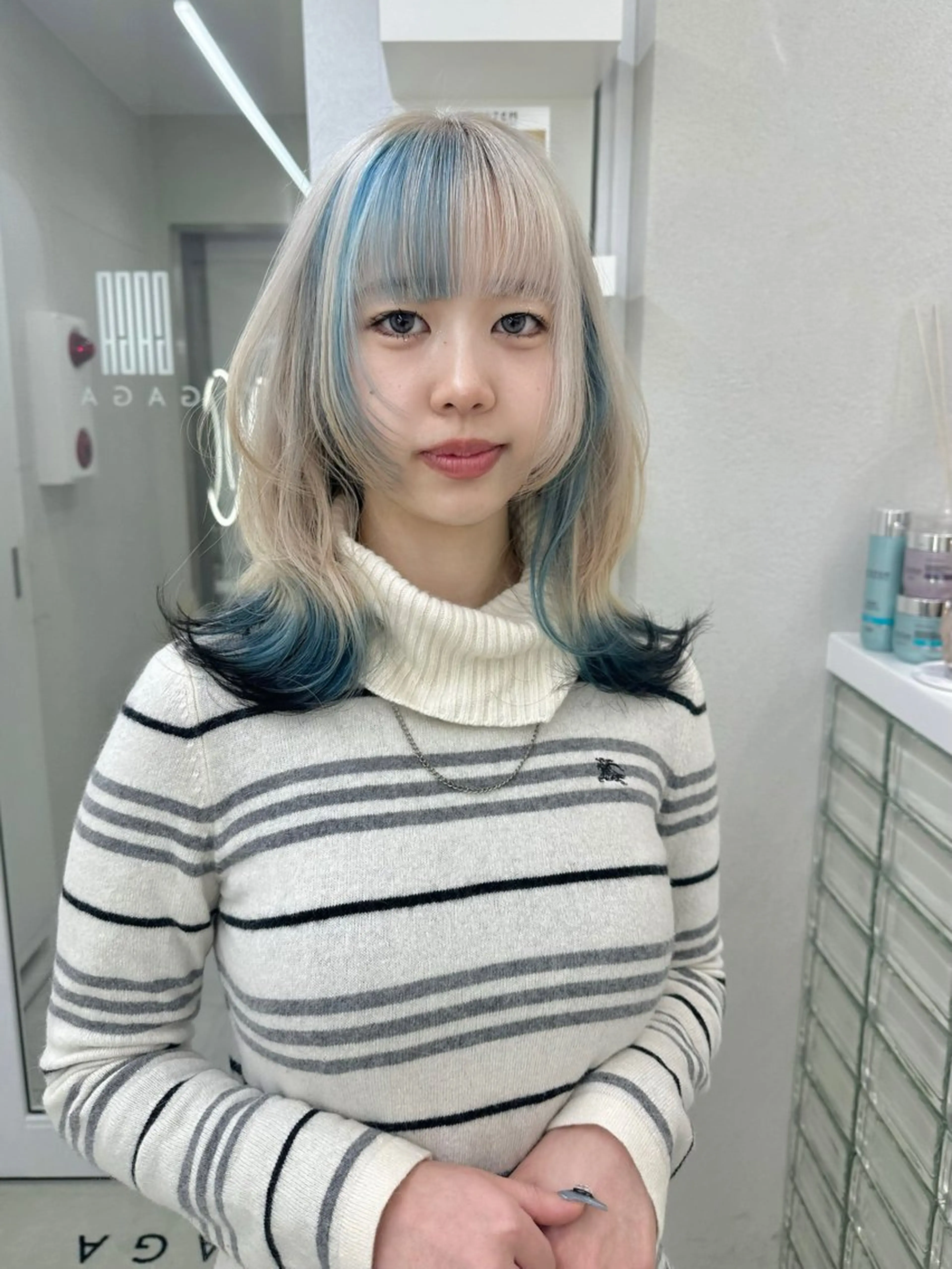 ミディアム 顔まわりレイヤー 顔周りカット レイヤーカット ハイトーンボブ Mizuki.のヘアスタイル