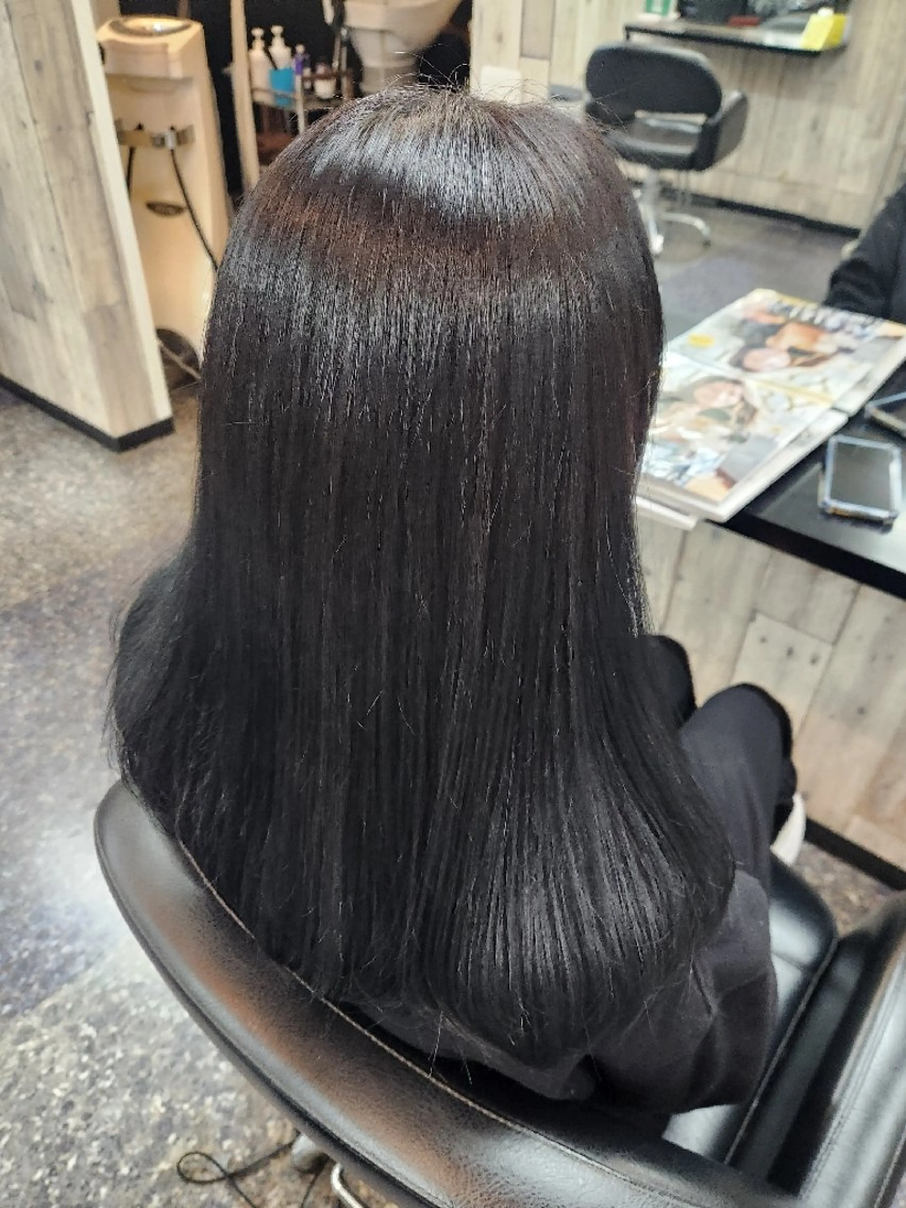 ロング カラー 黒髪 ブルーカラー ブルーブラック レイヤーカット 岩瀬 未来のヘアスタイル