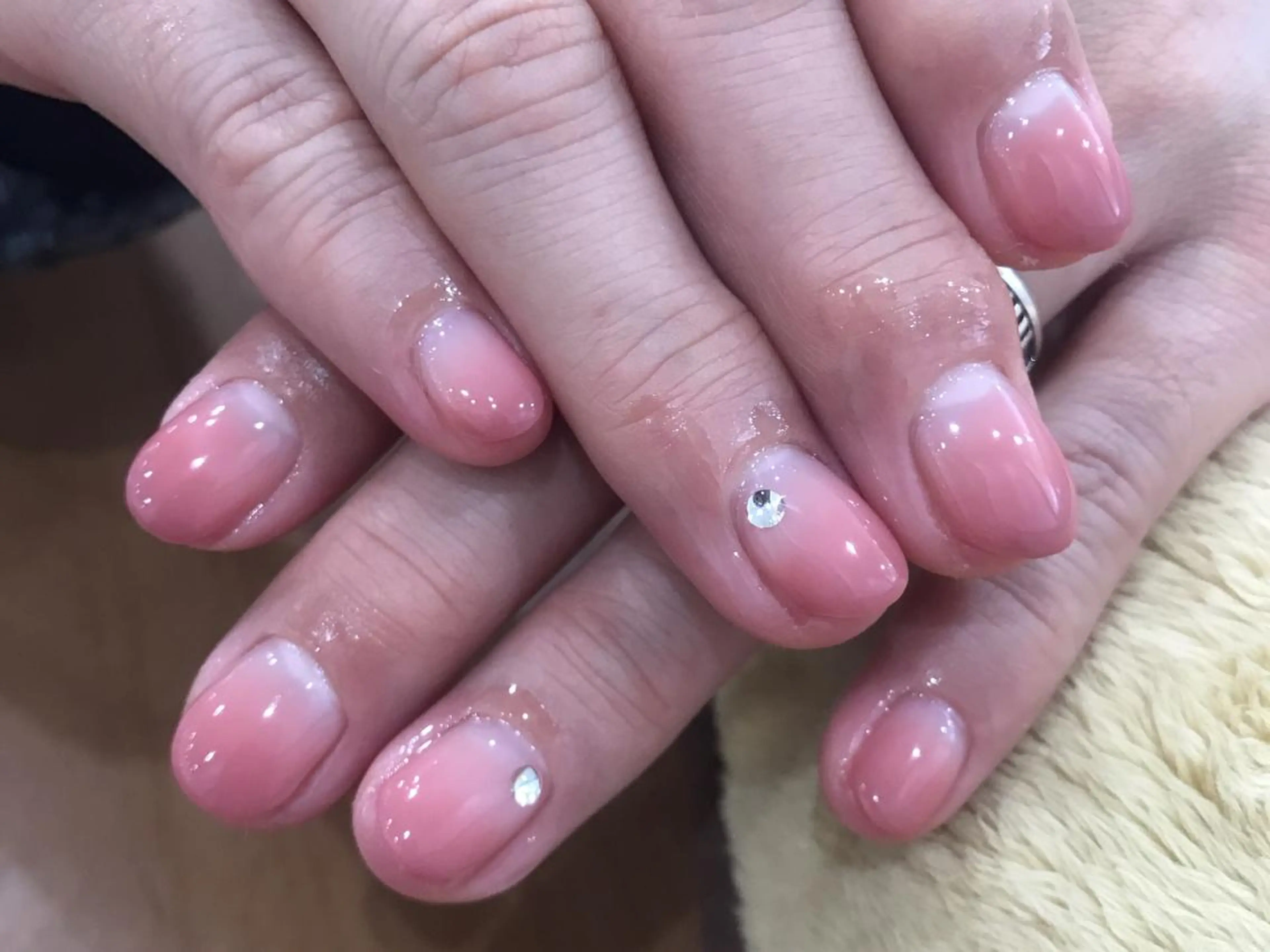 ネイル グラデーション ピンク ストーンネイル ハンドネイル 中川 愛理のネイルデザイン