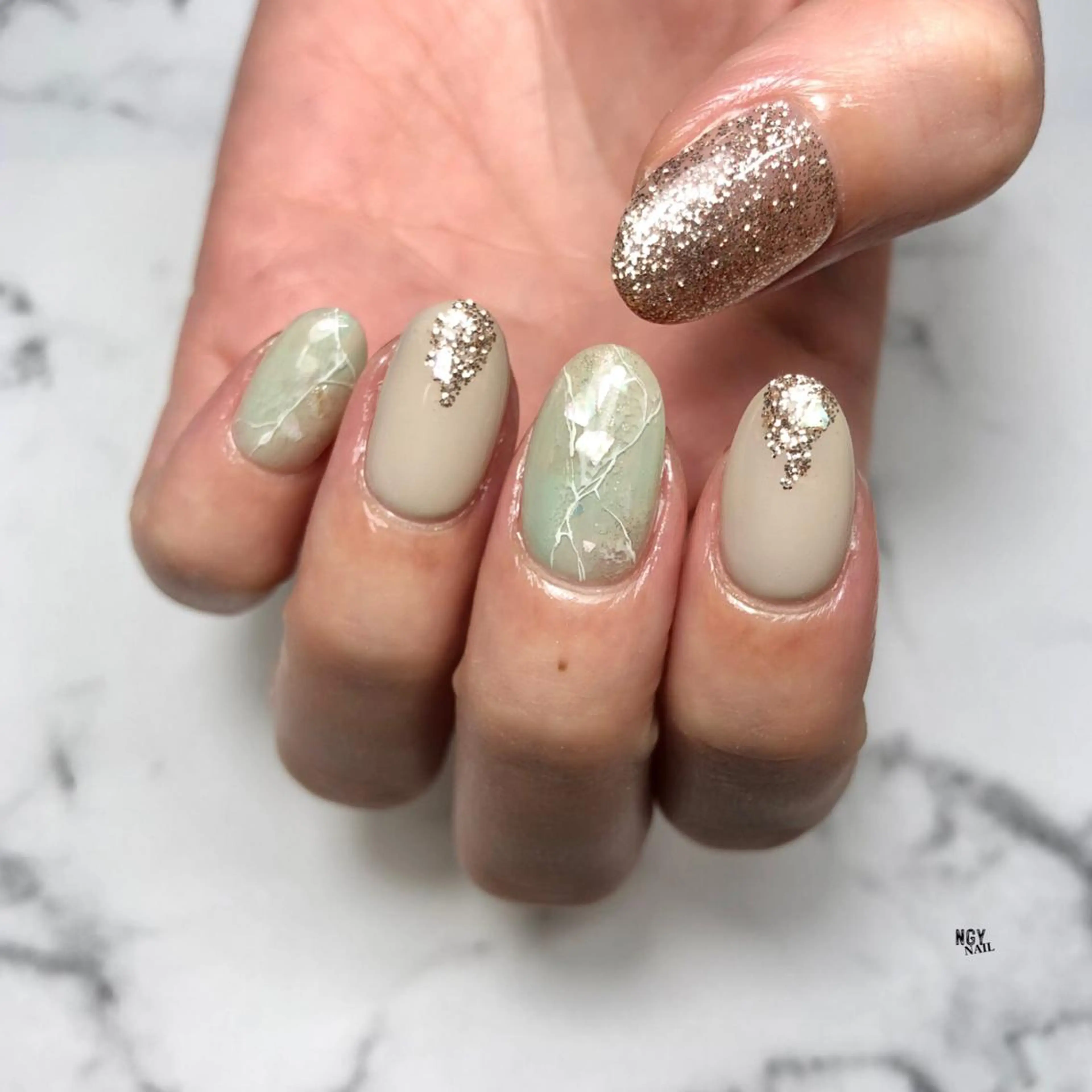 ネイル ジェルネイル グリーン ラメ(グリッター) 大理石ネイル(マーブル) ニュアンスネイル ハンドネイル NAIL NOWのネイルデザイン