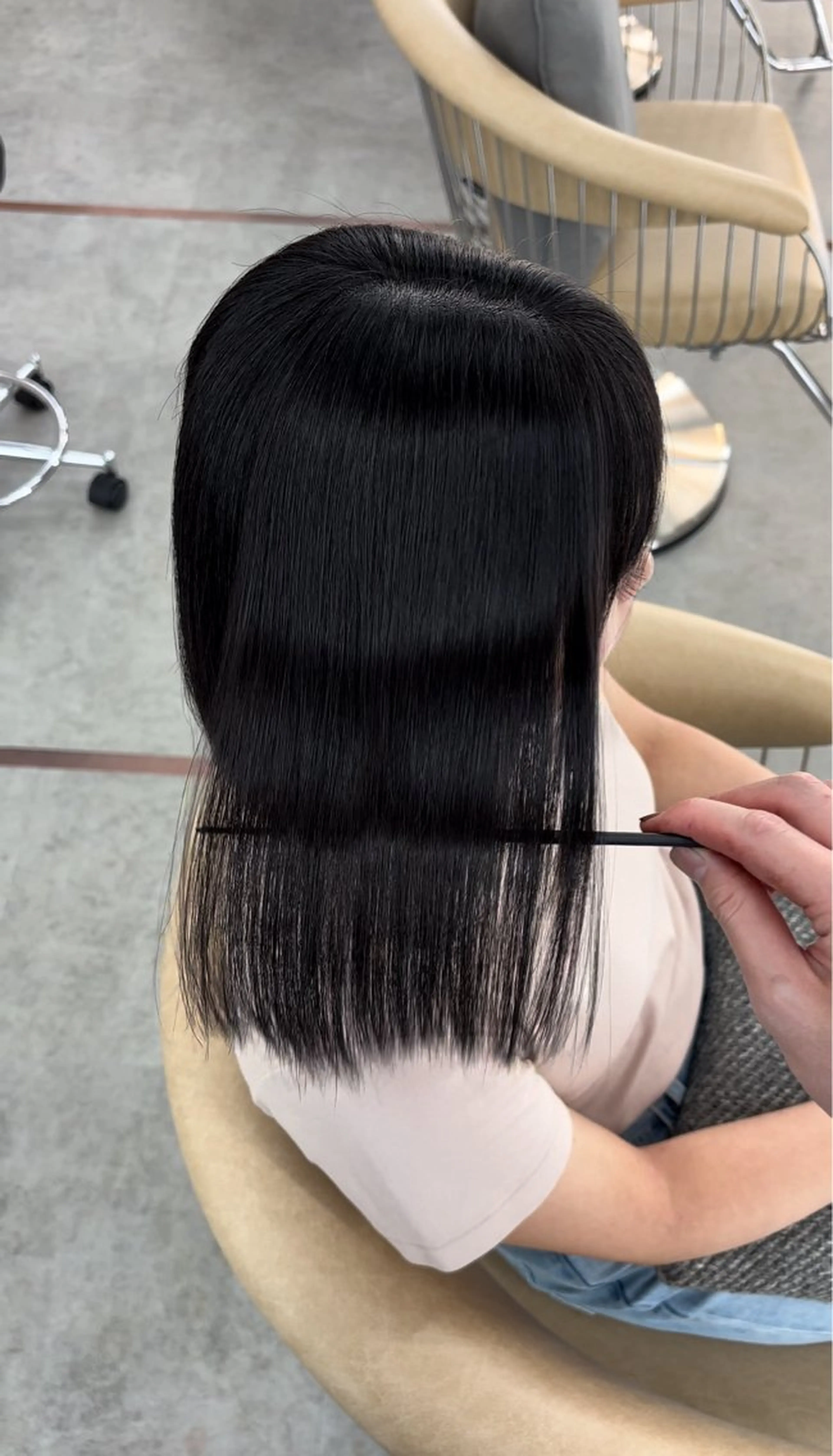 ミディアム カット ヘアカラー 縮毛矯正 トリートメント 髪質改善|透明 感カラー🩵レイヤーのヘアスタイル