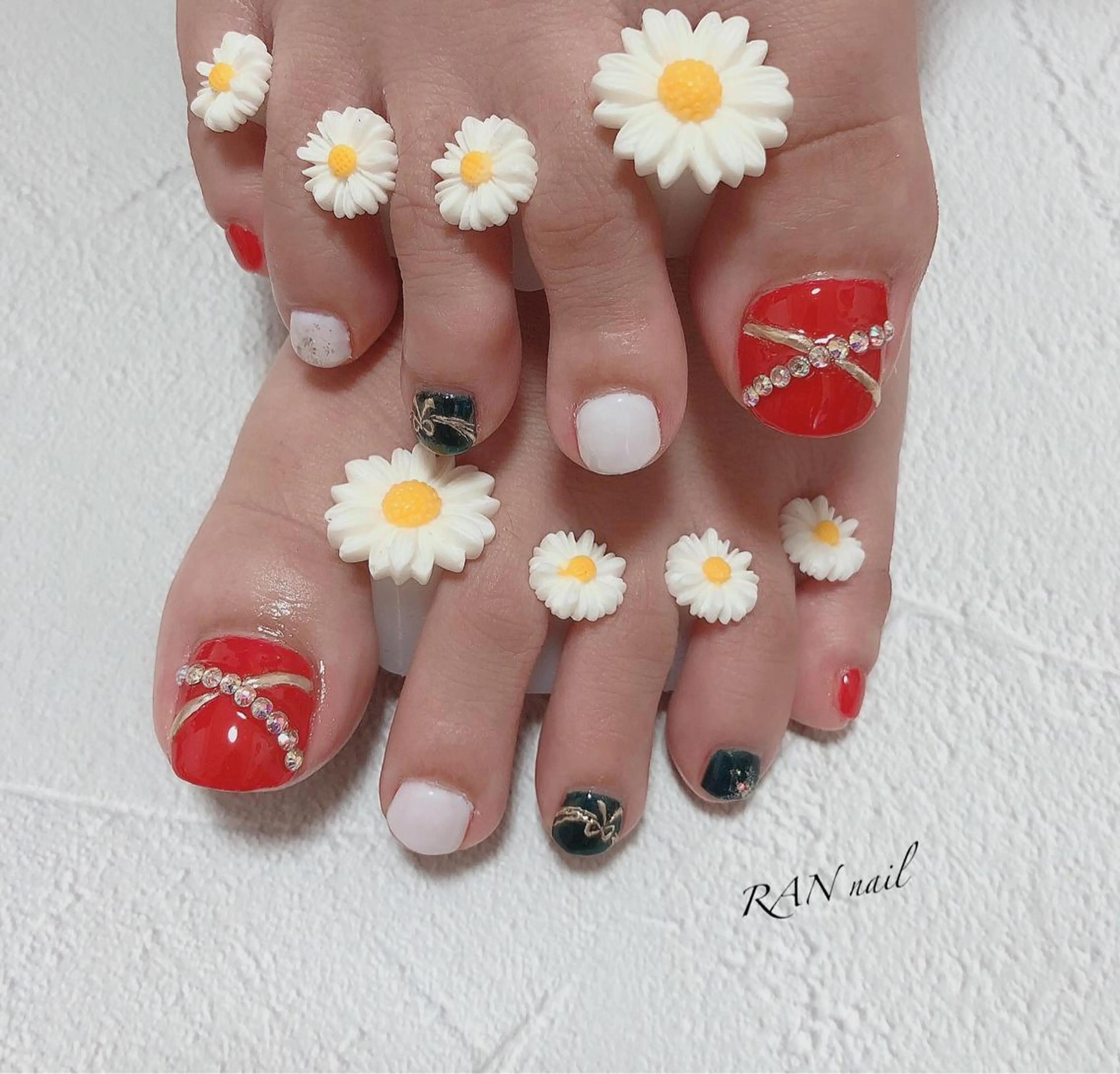 ネイル フットネイル ゴールド グリーン キラキラネイル オフィスネイル ハンドネイル フットネイル RAN nailのネイルデザイン