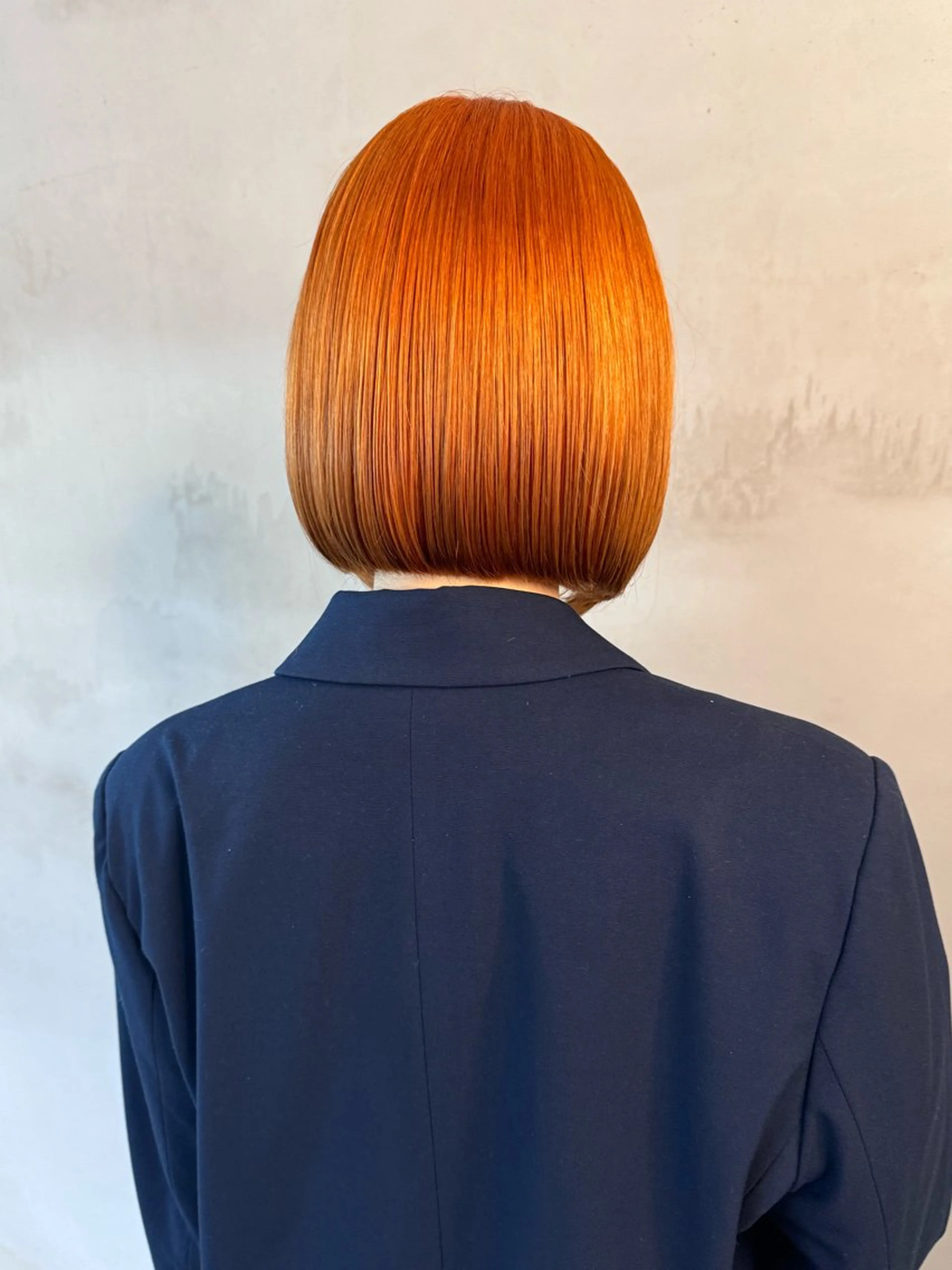 ショート カラー ブリーチ オレンジ コテ巻き風パーマ 似合わせパーマのヘアスタイル